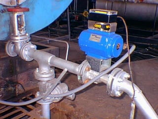 Control de las primeras maquinas De las calderas antiguas no hay mucha informacion del  funcionamiento pero si se podia ver que Antiguamente el control de presion por ejemplo se hacia naturalmente: Las primeras máquinas de vapor fueron llamadas con bastante frecuencia máquinas atmosféricas, puesto que era la presión de la atmósfera la que proporcionaba la fuente motriz, luego asi con un operario y manometros se controlaba la presion , como un ejemplo de lo tedioso que era el control antiguamente.