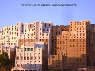 Hay fachadas muy bien conservadas; algunas, blanqueadas con cal. 