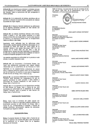 Nº 6.151 Extraordinario GACETAOF10ALDE LAREPUBLICABOLNARIANA DE VENEZUELA 63
Artículo 60. Las industrias que produjeran cantidades menores
de las señaladas en el artículo anterior, pagarán la diferencia
del impuesto hasta la concurrencia del que corresponda al
mínimo señalado.
Artículo 61. En la elaboración de bebidas alcohólicas sólo se
permitirá la utilización de alcohol etílico procedente de materias
azucaradas de origen vegetal.
Artículo 62. El Ejecutivo Nacional establecerá las definiciones
de las especies alcohólicas gravadas por este Decreto con
Rango, Valor y Fuerza de Ley.
Artículo 63. Las bebidas alcohólicas definidas como brandy,
whisky o güisqui y ron, sólo podrán ofrecerse a la venta
después de dos años de envejecimiento. Cuando estas especies
se destinen a la exportación podrán tener un envejecimiento
menor no inferior aseis meses.
Igualmente, serán calificadas bajo las definiciones antes
mencionadas, aquellas especies alcohólicas adicionadas con un
porcentaje no menor del veinte por ciento (20%) de su
volumen, referido a cien grados Gay-Lussac (100° G.L.) de
especies de la misma clase con dos años o más de
envejecimiento, siempre que sean destinadas a la exportación.
En este caso, la edad del producto será acreditada con base en
la especie envejecida agregada de menor edad.
Las especies exportadas de conformidad con lo previsto en este
artículo, no podrán reingresar al país.
Artículo 64. Los funcionarios o funcionarias fiscales, que
hayan sido debidamente autorizados para realizar trabajos
relacionados con el cumplimiento de sus funciones en horas
habilitadas en los establecimientos productores de alcohol
etílico y especies alcohólicas podrán recibir las remuneraciones
que les corresponda, de acuerdo a lo que paute el Reglamento
de este Decreto con Rango, Valor y Fuerza de Ley.
Artículo 65. Las sanciones establecidas en el Código Orgánico
Tributario, serán aplicables con independencia de que las
especies alcohólicas no estén gravadas o estén exentas o
exoneradas del impuesto establecido en este Decreto con
Rango, Valor y Fuerza de Ley.
Artículo 66. El incumplimiento de las disposiciones previstas
en este Decreto con Rango, Valor y Fuerza de Ley, será
sancionado de conformidad con lo establecido en el Código
Orgánico Tributario, salvo lo previsto en este Decreto con
Rango, Valor y Fuerza de Ley.
DISPOSICIÓN TRANSITORIA
Única. Hasta tanto el ministerio del poder popular con
competencia en materia de seguridad ciudadana establezca los
lineamientos previstos en este Decreto con Rango, Valor y
Fuerza de Ley, correspondientes al expendio y horarios de
bebidas alcohólicas, permanecerán vigentes las ordenanzas
municipales que regulan la materia.
DISPOSICIÓN FINAL
Única. El presente Decreto con Rango, Valor y Fuerza de Ley
entrará en vigencia a los noventa (90) días a partir de la fecha
de su publicación en la Gaceta Oficial de la República
Bolivariana de Venezuela.
Dado en Caracas, a los trece días del mes de noviembre de dos
mil catorce. Años 204º de la Independencia, 155º de la
Federación y 15º de la Revolución Bolivariana.
Cúmplase,
(L.S.)
Refrendado
El Vicepresidente Ejecutivo
de la República
(L.S.)
JORGE ALBERTO ARREAZA MONTSERRAT
Refrendado
El Ministro del Poder Popular del
Despacho de la Presidencia y Seguimiento
de la Gestión de Gobierno
(L.S.)
Refrendado
La Ministra del Poder Popular
para Relaciones Interiores,
Justicia y Paz
(L.S.)
Refrendado
El Ministro del Poder
Popular para Relaciones Exteriores
(L.S.)
Refrendado
El Ministro del Poder Popular
de Planificación
(L.S.)
Refrendado
El Ministro del Poder Popular
CARLOS ALBERTO OSORIO ZAMBRANO
CARMEN TERESA MELÉNDEZ RNAS
RAFAEL DARÍO RAMIREZ CARREÑO
RICARDO JOSÉ MENÉNDEZ PRIETO
para Economía, Finanzas y Banca Pública
(L.S.)
Refrendado
El Ministro del Poder Popular
para la Defensa
(L.S.)
Refrendado
La Ministra del Poder Popular para
el Comercio
(L.S.)
Refrendado
El Encargado del Ministerio del
Poder Popular para Industrias
(L.S.)
Refrendado
El Ministro del Poder Popular para
el Turismo
(L.S.)
Refrendado
El Ministro del Poder Popular
para la Agricultura y llerras
(L.S.)
Refrendado
EL Ministro del Poder Popular para
RODOLFO CLEMENTE MARCO TORRES
VLADIMIR PADRINO LÓPEZ
ISABEL CRISTINA DELGADO ARRIA
JOSÉ DAVID CABELLO RONDÓN
ANDRÉS GUILLERMO IZARRA GARCÍA
JOSÉ LUÍS BERROTERÁN NUÑEZ
Educación Universitaria, Ciencia y Tecnología
(L.S.)
MANUEL ÁNGEL FERNÁNDEZ MELÉNDEZ
 