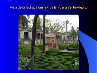 Vista de la fachada oeste y de la Puerta del Privilegio.