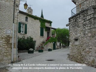 Le bourg de La Garde-Adhémar a conservé sa structure médiévale, enserrée dans des remparts dominant la plaine de Pierrelatte.   