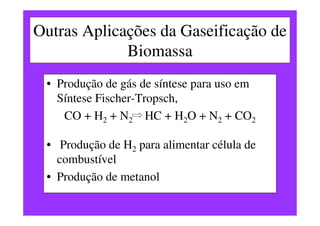 “O trabalho necessário para operar uma planta de gaseificação é
consideravelmente diferente daquele necessário para operar um
motor diesel. Esta diferença é qualitativa e quantitativa. Durante a
operação, o operador de um gaseificador deve freqüentemente
verificar vários medidores de temperatura e pressão e com base
nessas informações tomar decisões tais como: adicionar novo
combustível, mover a grelha, limpar os filtros e ajustar válvulas.
No final de sua jornada diária, o operador deve normalmente
limpar o reator e filtros removendo as cinzas e outras partículas.
Finalmente, ele também deve preparar o combustível e fazer o
controle de qualidade. Assim, ao contrário de operadores de
motores diesel, que podem realizar outras tarefas não relacionadas
diretamente com o sistema, o operador de um sistema de
gaseificação de pequena escala é uma função de tempo integral.”
Stassen, H. E., 1995
 