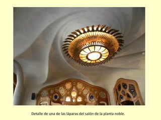 Detalle de una de las láparas del salón de la planta noble.
 