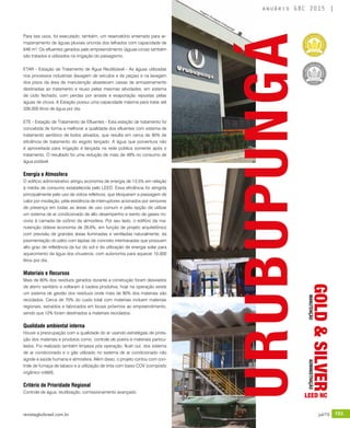 revistagbcbrasil.com.br 153jul/15
anuário GBC 2015
Para tais usos, foi executado, também, um reservatório enterrado para ar-
mazenamento de águas pluviais oriunda dos telhados com capacidade de
648 m³. Os efluentes gerados pelo empreendimento (águas-cinza) também
são tratados e utilizados na irrigação do paisagismo.
ETAR - Estação de Tratamento de Água Reutilizável - As águas utilizadas
nos processos industriais (lavagem de veículos e de peças) e na lavagem
dos pisos da área de manutenção abastecem caixas de armazenamento
destinadas ao tratamento e reuso pelas mesmas atividades, em sistema
de ciclo fechado, com perdas por arraste e evaporação repostas pelas
águas de chuva. A Estação possui uma capacidade máxima para tratar até
336.000 litros de água por dia.
ETE - Estação de Tratamento de Efluentes - Esta estação de tratamento foi
concebida de forma a melhorar a qualidade dos efluentes com sistema de
tratamento aeróbico de lodos ativados, que resulta em cerca de 90% de
eficiência de tratamento do esgoto lançado. A água que porventura não
é aproveitada para irrigação é lançada na rede pública somente após o
tratamento. O resultado foi uma redução de mais de 49% no consumo de
água potável.
Energia e Atmosfera
O edifício administrativo atingiu economia de energia de 13,5% em relação
à média de consumo estabelecida pelo LEED. Essa eficiência foi atingida
principalmente pelo uso de vidros refletivos, que bloqueiam a passagem de
calor por insolação, pela existência de interruptores acionados por sensores
de presença em todas as áreas de uso comum e pela opção de utilizar
um sistema de ar condicionado de alto desempenho e isento de gases no-
civos à camada de ozônio da atmosfera. Por seu lado, o edifício da ma-
nutenção obteve economia de 28,6%, em função de projeto arquitetônico
com previsão de grandes áreas iluminadas e ventiladas naturalmente, da
pavimentação do pátio com lajotas de concreto intertravadas que possuem
alto grau de refletância da luz do sol e da utilização de energia solar para
aquecimento da água dos chuveiros, com autonomia para aquecer 10.000
litros por dia.
Materiais e Recursos
Mais de 80% dos resíduos gerados durante a construção foram desviados
de aterro sanitário e voltaram à cadeia produtiva, hoje na operação existe
um sistema de gestão dos resíduos onde mais de 90% dos materiais são
reciclados. Cerca de 70% do custo total com materiais incluem materiais
regionais, extraídos e fabricados em locais próximos ao empreendimento,
sendo que 12% foram destinados a materiais reciclados.
Qualidade ambiental interna
Houve a preocupação com a qualidade do ar usando estratégias de prote-
ção dos materiais e produtos como, controle de poeira e materiais particu-
lados. Foi realizado também limpeza pós operação, flush out, dos sistema
de ar condicionado e o gás utilizado no sistema de ar condicionado não
agride a saúde humana e atmosfera. Além disso, o projeto contou com con-
trole de fumaça de tabaco e a utilização de tinta com baixo COV (composto
orgânico volátil).
Critério de Prioridade Regional
Controle de água, reutilização, comissionamento avançado.
URUBUPUNGÁGOLD&SILVER
LEED NC
MANUTENÇÃOADMINISTRAÇÃO
Imagens: Divulgação Urubupungá
 