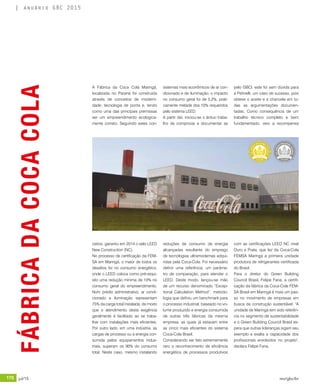 170 jul/15 rev/gbc/br
anuário GBC 2015
A Fábrica da Coca Cola Maringá,
localizada no Paraná foi construída
através de conceitos de moderni-
dade, tecnologia de ponta e, tendo
como uma das principais premissas
ser um empreendimento ecologica-
mente correto. Seguindo estes con-
ceitos, garantiu em 2014 o selo LEED
New Construction (NC).
No processo de certificação da FEM-
SA em Maringá, o maior de todos os
desafios foi no consumo energético,
onde o LEED coloca como pré-requi-
sito uma redução mínima de 10% no
consumo geral do empreendimento.
Num prédio administrativo, ar condi-
cionado e iluminação representam
75% da carga total instalada, de modo
que o atendimento desta exigência
geralmente é facilitado ao se traba-
lhar com instalações mais eficientes.
Por outro lado, em uma indústria, as
cargas de processo ou a energia con-
sumida pelos equipamentos indus-
triais, superam os 90% do consumo
total. Neste caso, mesmo instalando
sistemas mais econômicos de ar con-
dicionado e de iluminação, o impacto
no consumo geral foi de 5,2%, prati-
camente metade dos 10% requeridos
pelo sistema LEED.
A partir daí, iniciou-se o árduo traba-
lho de comprovar e documentar as
reduções de consumo de energia
alcançadas resultante do emprego
de tecnologias ultramodernas adqui-
ridas pela Coca-Cola. Foi necessário
definir uma referência, um parâme-
tro de comparação, para atender o
LEED. Deste modo, lançou-se mão
de um recurso denominado “Excep-
tional Calculation Method”, metodo-
logia que definiu um benchmark para
o processo industrial, baseado no vo-
lume produzido e energia consumida
de outras três fábricas da mesma
empresa, as quais já estavam entre
as cinco mais eficientes do sistema
Coca-Cola Brasil.
Considerando ser fato extremamente
raro o reconhecimento de eficiência
energética de processos produtivos
pelo GBCI, este foi sem dúvida para
a Petinelli, um caso de sucesso, pois
obteve o aceite e a chancela em to-
das as argumentações documen-
tadas. Como consequência de um
trabalho técnico completo e bem
fundamentado, veio a recompensa
com as certificações LEED NC nível
Ouro e Prata, que fez da Coca-Cola
FEMSA Maringá a primeira unidade
produtora de refrigerantes certificada
do Brasil.
Para o diretor do Green Building
Council Brasil, Felipe Faria, a certifi-
cação da fábrica da Coca-Cola FEM-
SA Brasil em Maringá é mais um pas-
so no movimento de empresas em
busca da construção sustentável. "A
unidade de Maringá tem sido referên-
cia no segmento de sustentabilidade
e o Green Building Council Brasil es-
pera que outras lideranças sigam seu
exemplo e exalta a capacidade dos
profissionais envolvidos no projeto",
declara Felipe Faria.
FÁBRICADACOCACOLA
 