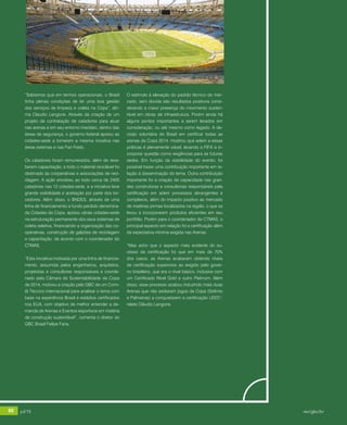 80 jul/15 rev/gbc/br
anuário GBC 2015
“Sabíamos que em termos operacionais, o Brasil
tinha plenas condições de ter uma boa gestão
dos serviços de limpeza e coleta na Copa”, afir-
ma Claudio Langone. Através da criação de um
projeto de contratação de catadores para atuar
nas arenas e em seu entorno imediato, dentro das
áreas de segurança, o governo federal apoiou as
cidades-sede a tomarem a mesma inciativa nas
áreas externas e nas Fan Fests.
Os catadores foram remunerados, além de rece-
berem capacitação, e todo o material reciclável foi
destinado às cooperativas e associações de reci-
clagem. A ação envolveu ao todo cerca de 2400
catadores nas 12 cidades-sede, e a iniciativa teve
grande visibilidade e aceitação por parte dos tor-
cedores. Além disso, o BNDES, através de uma
linha de financiamento a fundo perdido denomina-
da Cidades da Copa, apoiou várias cidades-sede
na estruturação permanente dos seus sistemas de
coleta seletiva, financiando a organização das co-
operativas, construção de galpões de reciclagem
e capacitação, de acordo com o coordenador do
CTMAS.
“Esta iniciativa motivada por uma linha de financia-
mento, assumida pelos engenheiros, arquitetos,
projetistas e consultores responsáveis e coorde-
nado pela Câmara de Sustentabilidade da Copa
de 2014, motivou a criação pelo GBC de um Comi-
tê Técnico internacional para analisar o tema com
base na experiência Brasil e estádios certificados
nos EUA, com objetivo de melhor entender a de-
manda de Arenas e Eventos esportivos em matéria
de construção sustentável”, comenta o diretor do
GBC Brasil Felipe Faria.
O estímulo à elevação do padrão técnico do mer-
cado, sem dúvida são resultados positivos consi-
derando a maior presença do movimento susten-
tável em obras de infraestrutura. Porém ainda há
alguns pontos importantes a serem levados em
consideração, ou até mesmo como legado. A de-
cisão voluntária do Brasil em certificar todas as
arenas da Copa 2014, mostrou que aderir a essas
práticas é plenamente viável, levando a FIFA a in-
corporar questão como exigências para as futuras
sedes. Em função da visibilidade do evento, foi
possível trazer uma contribuição importante em re-
lação à disseminação do tema. Outra contribuição
importante foi a criação de capacidade nas gran-
des construtoras e consultorias responsáveis pela
certificação em aderir processos abrangentes e
complexos, além do impacto positivo ao mercado
de matérias primas localizados na região, o que os
levou a incorporarem produtos eficientes em seu
portfólio. Porém para o coordenador do CTMAS, o
principal aspecto em relação foi a certificação além
da expectativa mínima exigida nas Arenas.
“Mas acho que o aspecto mais evidente do su-
cesso da certificação foi que em mais de 70%
dos casos, as Arenas acabaram obtendo níveis
de certificação superiores ao exigido pelo gover-
no brasileiro, que era o nível básico, inclusive com
um Certificado Nível Gold e outro Platinum. Além
disso, esse processo acabou induzindo mais duas
Arenas que não sediaram jogos da Copa (Grêmio
e Palmeiras) a conquistarem a certificação LEED”,
relata Cláudio Langone.
80 jul/15 rev/gbc/br
 