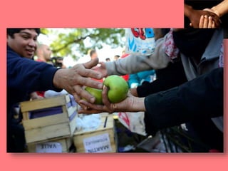 Un señor pedía limosna en la calle, mi
mamá y yo le dimos unas manzanas
para comer.
 
