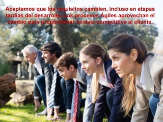 #ÁgilEsAlgoQueEres www.gazafatonarioit.com Copyright © 2015 - Lucho Salazar @luchosalazarc
Nuestra mayor prioridad es satisfacer al cliente mediante la
entrega temprana y continua de software con valor
Aceptamos que los requisitos cambien, incluso en etapas
tardías del desarrollo. Los procesos Ágiles aprovechan el
cambio para proporcionar ventaja competitiva al cliente.
 