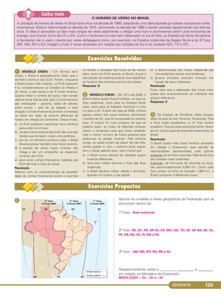 GEOGRAFIA 125
O HORÁRIO DE VERÃO NO BRASIL
A utilização do horário de Verão no Brasil teve início na década de 1960, adaptando uma ideia adotada por países europeus e norte-
americanos. Esteve interrompida na década de 1970, retomando na década de 1980 e sendo utilizada regularmente nos últimos
anos. A ideia é aproveitar os dias mais longos de verão adiantando o relógio uma hora e promovendo assim uma economia de
energia, que fica em torno de 2% a 3%. Como o fenômeno é mais bem observado no sul do País, os Estados do Norte (Amazônia
e Nordeste) não o usam, criando por vezes defasagens como, por exemplo, os Estados ocidentais da Região Norte e do 3.o fuso
(RR, AM, RO e AC) chegam a ficar 2 horas atrasados em relação aos Estados do Sul e do Sudeste (GO, TO e DF).
Saiba mais??
ᕡ (MODELO ENEM) – Em termos terri-
toriais, o Brasil é espacialmente maior que o
território contínuo dos EUA. Porém, enquanto
o Brasil possui três horários, os EUA possuem
4 e, considerando-se os Estados do Alasca e
do Havaí, o país passa a ter 6 fusos horários.
Quanto maior o número de fusos, mais compli-
cada se torna vida do país, pois o funcionamento
das instituições – governo, bolsa de valores,
entre outros – terá de se adaptar a essa
situação. Crimes financeiros já foram cometidos
no Havaí em razão da enorme diferença de
horário em relação ao continente. Desse modo,
a) os EUA poderiam padronizar seus horários
para evitar os crimes.
b) os seis fusos horários dos EUA são uma das
razões que tornaram o país uma potência.
c) por ter um território contínuo maior, o Brasil
deveria possuir também seis fusos horários.
d) a adoção de vários fusos horários não
chega a ser um empecilho ao desenvol-
vimento dos EUA.
e) para evitar crimes financeiros, bastaria aos
EUA eliminar o fuso do Havaí.
Resolução
Mesmo com os inconvenientes da possibili-
dade de crimes financeiros (como o ocorrido
no Havaí), a utilização dos fusos se faz neces-
sária, tanto nos EUA quanto no Brasil, já que a
não adoção do sistema poderia incompatibilizar
os horários dos diversos pontos dos países.
Resposta: D
ᕢ (MODELO ENEM) – De 1913 até 2008, o
Brasil utilizou quatro fusos horários, um para as
ilhas oceânicas, outro para os Estados litorâ-
neos, outro para os Estados interiores e mais
um para o AC. A partir de maio de 2008, o Brasil
passou utilizar três fusos horários, eliminando
o horário do AC, que foi incorporado ao terceiro
fuso. O motivo foi mais prosaico do que se
poderia supor: as redes de televisão pressio-
naram o congresso para que fosse estabele-
cido o menor número de fusos possível para
padronizar as grades horárias. Pelo sistema
antigo, as redes tinham de dispor de três dife-
rentes grades e, com o sistema atual, passa-
ram a utilizar apenas duas. Isso mostra que
a) o Brasil nunca deveria ter adotado quatro
horários diferentes.
b) teria sido melhor eliminar o fuso das ilhas
oceânicas.
c) o Brasil deveria utilizar, desde o princípio,
apenas um horário, o da capital.
d) a determinação dos fusos independe das
circunstâncias sociais momentâneas.
e) grupos privados exercem pressão em
função de seus interesses.
Resolução
Ficou claro que a adaptação dos fusos visou
quase que exclusivamente ao interesse dos
grupos televisivos.
Resposta: E
ᕣ Os Estados de Rondônia, Mato Grosso,
Mato Grosso do Sul, Roraima, Amazonas, Pará
e Acre estão localizados no 3.o fuso horário
brasileiro. Discuta esse posicionamento, levan-
do em conta a grande extensão leste-oeste do
Brasil.
Resolução
O Brasil possui três fusos horários atrasados
em relação a Greenwich, para atender às
necessidades apresentadas pela grande
extensão do território nacional. Trata-se do fuso
dos Estados mais ocidentais.
Extensão: de Fernando de Noronha ao Acre,
são aproximadamente 5.000 km. Como cada
fuso possui na linha do Equador 1.665 km, o
Brasil comporta 3 diferentes fusos.
ᕡ Aponte as unidades e áreas geográficas da Federação que se
encontram dentro do:
1.o fuso: ilhas oceânicas.
2.o fuso: RS, SC, PR, SP, RJ, ES, MG, GO, TO, DF, AP, BA, SE, AL,
PE, PB, RN, CE, PI, MA e PA.
3.o fuso: AM, MS, MT, RO, RR e AC.
Respectivamente, estão a _________, ________ e _______
em relação ao Meridiano de Greenwich.
RESOLUÇÃO: – 2h, – 3h e – 4h.
C1_1A_Geo_prof_Clayton_2013 10/09/12 13:38 Page 125
 