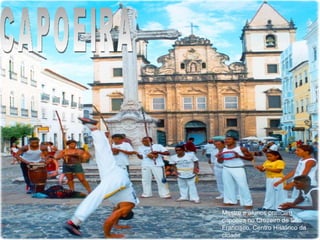 Mestre e alunos praticam capoeira no Cruzeiro de São Francisco, Centro Histórico da cidade. CAPOEIRA 