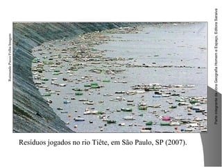 ParteintegrantedaobraGeografiaHomemeEspaço,EditoraSaraiva
Resíduos jogados no rio Tiête, em São Paulo, SP (2007).
RaimundoPacco/FolhaImagem
 