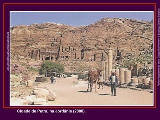 ParteintegrantedaobraGeografiaHomemeEspaço,EditoraSaraiva
Cidade de Petra, na Jordânia (2000).
JonArnold/JAI/Corbis/LatinStock
 