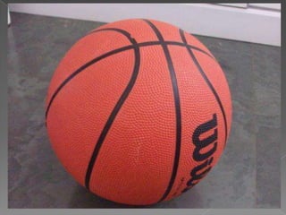 Uma esfera é um corpo tridimensional limitado por uma superfície, desi
gnada por superfície esférica, cujos pontos são
equidistantes de um ponto interior a que se chama centro. Uma superfí
cie esférica pode supor-se gerada por uma
circunferência que gira em torno do seu diâmetro. Uma esfera será, en
tão, um conjunto formado pelos pontos de uma
superfície esférica e pelos pontos interiores a essa superfície.
De forma idêntica ao que se diz em relação à circunferência e ao círc
ulo no plano, chama-se raio de uma esfera à
distância entre o seu centro e qualquer ponto da sua superfície. Um se
gmento de reta cujos extremos se situem na
superfície esférica e que contenha o centro da esfera tem o nome de
diâmetro e a um plano que passe pelo centro dá-
se o nome de plano diametral. Este plano divide a esfera em duas part
es iguais que recebem o nome de semiesferas ou hemisférios.
 