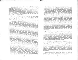 Continuación de la discusión en ferrocarril.-Los que no
saben que el suelto falta, que se atengar: a sabias má:,imas, mien-
tras que se verían reducidos, si lo sup1esen, ~epentmamen.te, al
absurdo, a suplicar. Pierdo mi tiempo p~eten?:endo adv~rt1r La
tranquilidad, la campechanía, la amable d1~c~slOn, como SI .la gt.Ie-
rra.... y aun decir la guerra es poco. DeCld1damente, nad/le mna
las cosas de frente: el ojo humano huye del sol. el naneo de
Dios estalla .. y nadie escucha.
Mis amiaos me evitan Doy miedo, no por mis gritos, sino
porque no ;uedo dejar a nadie en paz. -Simplificado: ¿no he
dado a menudo buenos pretextos?
Para captar el alcance del conocimiento, me remonto al ori-
gen. En un principio era niño, semejan.te/ en todo a los locos
(ausente) con los que juego hoy. Los mmusculos «ausentes» no
mantienen contacto con el mundo más que por conducto de las
personas mayores' el resultado de una ~ntervención de las p~rsonas
mayores es el infantilismo, cosa fabncada Al ser que vIene al
mundo, que somos en primer término, las personas may~res lo
reducen evidentemente a una chuchería. Esto me parece 1mpor-
tante: que el paso del estado de naturaleza (el de nacimiento) ,a
nuestro estado de razón tenga lugar necesariamente por v1a
del infantilismo. Es extraño por nuestra parte el atribuir al pro-
pio niño la responsabilidad del infantilis.mo, ~~e sería la expre-
sión del carácter propio de los niños. El mfant1hsmo es el estado
en que nosotros ponemos al ser ingeml~, por el hecho ~e que
debemos encaminarle, de que incluso sm voluntad preCIsa, le
encaminamos hacia el punto en que estamos. Cuando nos reímos
de los absurdos infantiles, la risa disfraza la vergüenza que tene-
mos, al ver a qué reducimos la vida al salir de la nada.
Pongamos: el universo engendra las estr~llas, las ~~trellas a
la tierra... , la tierra a los animales y a los 1l1ños, los mnos a los
hombres .. El error de los niños: tener verdades de personas ma-
yores.. Cada verdad posee una fuerza convincent~, que no hay por
qué poner en duda, pero tiene por consecuenCIa una cont1'~par­
tida de errores. Es un hecho que nuestras verdades, en pr:rmer
luaar introducen al niño en una serie de errores que const1t~ye
er"'infantilismo. Pero se habla de infantilismo cuand~ es ~l:lble
comúnmente: nadie se ríe de un sabio, pues ver su mfan~:lismo
exigiría que se le superase --cal?o la pel:sona may?~ al mno (1~
cual nunca es completametne Clerto-s1 no es ndlCulo por Sl
mismo- y, para decirlo todo, no sucede prácticamente nunca).
50
F
Mi conducta con mis amigos tiene motivos: cada ser es, según
creo, incapaz por sí solo de ir hasta el límite del ser. Si lo inten-
ta, se ahoga en una «particularidad» que sólo tiene sentido para
él. Pero no hay sentido para uno solo: el ser solo rechazaría de
sí mismo la «particularidad» si la viese como tal (si quiero que
mi vida tenga un sentido para mí, es preciso que lo tenga para
otro; nadie se atrevería a dar a la vida un sentido que él sólo
advirtiese, al que la vida toda, salvo en él mismo, escaparía). En
el punto extremo de lo posible, cierto es, está el sinsentido... ,
pero solamente de lo que hasta ahí tenía un sentido, pues la Sú'
plica --que nace de la ausencia de sentido-- fija en definitiva un
sentido, un sentido íntimo: es fulguración, «apoteosis» incluso,
del sinsentido.. Pero yo solo nunca alcanzo el punto extremo y
realmente no puedo (Ieer alcanzado el extremo, pues nunca per-
manezco en él. Si yo debiese ser el único en haberlo alcanzado
(admitiendo esto... ), sería como si no se hubiese alcanzado. Pues
si subsistiese una satisfacción, por pequeña que la imagine, me
alejaría igualmente del extremo. No puedo cesar ID) instante de
provocarme a mí mismo hacia el punto extremo y no puedo ha-
cer diferencias entre mí mismo y los otros con los que deseo
comunicarme.
No puedo, así lo supongo, alcanzar el punto extremo más que
en la repetición, dado que nunca estoy seguro de haberlo alcan-
zado, que nunca estaré seguro. E incluso suponiendo el extremo
alcanzado ya, no sería aún el extremo si yo me durmiese en éL
El extremo implica «no hay que dormir durante ese tiempo»
(hasta el momento de morir), pero Pascal aceptaba no dormir
en vista de la beatitud venidera (ésta era la razón que se daba,
al menos). Me rehúso a ser feliz (a ser salvado).
Lo que significa el deseo de ser feliz: el sufrimiento y el deseo
de escapar. Cuando sufro (por ejemplo: ayer, reumatismo, frío y,
sobre todo, angustia tras haber leído unos pasajes de las Ciento
veinte jornadas), me aferro a pequeñas dichas. La nostalgia de
salvación responde quizá al acrecentamiento del sufrimiento (o
más bien a la incapacidad para soportarlo). La idea de salvación,
según creo, adviene a aquel a quien desagrega el sufrimiento.
Quien lo domina, por el contrario, necesita ser roto, internarse en
el desgarrón
Pequeña recapitulación cómica.-Me imagino que Hegel al-
canzó el punto extremo. Era aún joven y creyó volverse loco.
51
 
