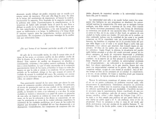 rr-I
alcanzará, puedo delegar mi poder, renuncia que se expide a sí
misma carnet de inocencia. Pero por ello llega lo peor. Es obra
de la fatiaa del sentimiento de impotencia: al buscar la cumbre,b ,
encontramos la angustia. Pero huyendo de la angustia caemos en
la pobreza más vacía. Experimentamos la «insuficiencia»: es la
vergüenza de haber sido arrojado hacia el vacío lo que lleva a
delegar su poder (y la vergüenza se oculta) De aquí se sigue que
los más superficiales de los hombres, y los más fatigados, hacen
pesar su indiferencia y su fatiga: la indiferencia y la fatiga dejan
el máximo espacio para las supercherías, incluso provocan las
supercherías. No escapamos a la abenante nostalgia de la cumbre
más que volviéndola falaz.
2
¿De qué forma el ser humano particular accede a lo univer-
sal?
Al salir de la irrevocable noche, la vida le arroja nmo en el
juego de los seres; es entonces satélite de dos adultos: recibe de
ellos la ilusión de la suficiencia (el niño mira a sus padres como
dioses) Este carácter de satélite no desaparece en absoluto a
continuación: retirarnos a los padres nuestra confianza, la delega-
mos a otros hombres. Lo que el niño encontraba en la existencia
aparentemente firme de los suyos, el hombre lo busca en todos los
lugares en que la vida se anuda y se condensa.. El ser particular,
perdido en la multitud, delega en los que ocupan el centro el
cuidado de asumir la totalidad del «sen>. Se contenta con «tomar
parte» en la existencia total, que guarda, incluso en los casos sen-
cillos, un carácter difuso.
Esta gravitación natural de los seres tiene por efecto !a ~x.is­
tencia de conjuntos sociales relativamente estables.. En pnnCIplo,
el centro de gravitación está en una ciudad; en las antiguas con-
diciones una ciudad como una corola que encerrase un doble
pistilo, ~e formaba e~ torno a un soberano y a un dios. Si varias
ciudades se reúnen y renuncian a su papel de centro en provecho
de una sola, un imperio se ordena en torno de una ciudad entre
otras, en la que la soberanía y los dioses se concentran: en ese
caso la aravitación en torno de la ciudad soberana empobrece la
exis;enci~ de las ciudades periféricas, en el seno de las cuales los
órganos que formaban la totalidad del ser han desaparecido o se
depauperan .. Gradualmente, los compuestos de conjuntos (de ciu-
96
dades, después de imperios) acceden a la universidad (tienden
hacia ella, por lo menos).
La universidad está sola y no puede luchar contra los seme-
jantes (los bárbaros no son semejantes en absoluto). La univer-
salidad suprime la competición. En tanto que se opongan fuerzas
análogas, una debe crecer a expensas de las otras. Pero cuando
una fuerza victoriosa permanezca sola, esta forma de determinar
su existencia con ayuda de una oposición falta. El Dios universal
s~ entra en liza, no es ya, como el dios local, un garante de un~
CIUdad en lucha contra sus rivales: El está solo en la cumbre se
deja confundir. incluso con la totalidad de las cosas y no pu~de
conservar en El la «ipseidad» más que arbitrariamente. En su
historia, los hombres se empeñan así en la extraña lucha del ipse
que.debe llegar a ser el todo y no puede llegar a serlo más que
munendo. [Los «dioses que mueren» han tomado figura de uni-
venales. El Dios de los judíos fue, en primer lugar, «dios de
los ejércitos» Según Hegel, la derrota, la decadencia del pueblo
judío habría arrojado a su dios del estado personal, animal, de los
dioses antiguos, al modo de existencia impersonal y primitiva
-de la luz- El Dios de los judíos no tenía ya la existencia del
combate. en la muerte de su hijo alcanzó la verdadera universa-
lidad. Nacida del cese del combate, la universalidad profunda
-el desgarramiento- no sobrevivió a la reanudación del com-
bate. Los dioses universales, en lo que pueden, huyen por otra
parte esa universalidad criminal en la guerra Alá, arrojado a la
conquista militar, escapa de esta forma al sacrificio Saca al mis-
mo tiempo al Dios de los cristianos de su soledad. lo compromete,
a su vez, en un combate.. El Islam se marchita desde que renuncia
a su conquista.: la Iglesia declina de rechazo]
Buscar la suficiencia constituye el mismo error que encerrar
el ser en un punto cualquiera no podemos encerrar nada, sólo
encontramos la insuficiencia. Intentamos situarnos en presencia
de Dios, pero el Dios vivo en nosotros exige de inmediato morir,
no sabernos aprehenderle más que matándole.. rSacrificio incesan-
te necesario para la lUpervivencia, hemos crucificado, de una vez
por todas, y, sin embargo, cada día, de nuevo, crucificamos Dios
mismo crucifica. «Dios -dice Angela de Foligno (cap LV)-,
ha dado a su hijo amado una pobreza tal que jamás hubo ni ja-
más habrá un pobre igual a él, Y, sin embargo, tiene el Ser en
propiedad Posee la sustancia y ésta es suya de tal modo que
dicha pertenencia está por encima de la palabra humana.. Y, sin
embargo, Dios le ha hecho pobre, como si la sustancia no fuese
97
 