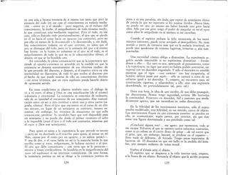 en una sola y brusca renuncia de sí mismo (en tanto que ipse) la
sinrazón del todo (en ese caso el conocimiento es todavía media-
ción --entre yo y el mundo----- pero negativa; es el rechazo del
conocimiento, la noche, el aniquilamiento de todo término medio,
lo que constituye esta mediación negativa). Pero el todo, en ese
caso, sólo es llamado todo provisionalmente; el ipse que se pierde
en él va hacia él como hacia un opuesto (un contrario), pero no
por ello va menos de lo desconocido a lo desconocido, y, sin duda,
hay conocimiento todavía, en el caso extremo, en tanto que el
ipse se distingue del todo, pero en la renuncia del ipse a sí mismo
hay fusión: en la fusión no subsisten ni el ipse ni el todo, es el
aniquilamiento de todo lo que no es lo «desconocido» último, el
abismo en que se ha hundido uno.
Así entendida, la plena comunicación que es la experiencia que
tiende al «punto extremo» es accesible en la medida en que la
existencia se despoja sucesivamente de sus términos medios: de
lo que procede del discurso, y después, si el espíritu entra en una
interioridad no discursiva, de todo lo que vuelve al discurso por
el hecho de que puede tenerse de ello un conocimiento distinto
--en otros términos, que un «yo» equívoco pueda hacerlo objeto
de «posesión servil».
En estas condiciones se plantea también esto: el diálogo de
tú a tú entre el alma y Dios es una mistificación (de sí mismo)
voluntaria y provisional. La existencia se comunica de ordinario,
sale de su ipseidad al encuentro de sus semejantes. Hay comuni-
cación entre un ser y otro (erótica) o entre uno y otros varios (sa-
grada, cómica). Pero el ipse que encuentra en el curso de un últi-
mo intento, en lugar de un semejante su contrario, intenta en·
contrar, sin embargo, los términos de situaciones en que solía
comunicarse, perderse.. Su invalidez hace que esté disponible para
un semejante y no pueda dar desde el primer momento el salto
a lo imposible (pues el ipse y el todo son contrarios, mientras que
el «yo» y Dios son semejantes).
Para quien es ajeno a la experiencia lo que precede es oscuro
-pero no va destinado a él (escribo para quien, al entrar en mi
libro, cayese por él como por un agujero, y no saliese jamás)-.
y una de dos: o el «yo» habla en mí (y la mayoría leerán lo que
escribo como si «yo», vulgarmente, lo hubiese escrito) o el ipse.
El ipse que debe comunicarse ----con otros que se le parezcan-
recurre a frases envilecedoras.. Se hundiría en la insignificancia del
«yo» (el equívoco) si no intentase comunicarse. De esta forma,
la existencia poética en mí se dirige a la existencia poética en
124
otros y es una paradoja, sin duda, que espere de semejantes ebrios
de poesía lo que no esperaría si les supiese lúcidos. Ahora bien,
no puedo ser ipse yo mismo sin haber lanzado este grito hacia
ellos. Sólo por ese grito tengo el poder de aniquilar en mí el «yo»
como ellos lo aniquilarán en sí mismos si me escuchan.
Cuando el espíritu rechaza la feliz monotonía de los movi-
mientos interiores, puede verse arrojado al desequilibrio. No tiene
sentido a partir de entonces más que en la audacia irracional no
puede sino apoderarse de visiones fugitivas, irrisorias o, aún ~ás:
suscitarlas.
Una necesidad comlea obliga a dramatizar. La experiencia se-
guiría siendo inaccesible si no supiésemas dramatizar -forzán-
donos a ello-----. (Lo raro es que, aportando al pensamiento como
a la experiencia, un rigor que antes no habría podido sostene;se, me
expreso con un desorden inigualado. Y sólo el desorden es sensible
mientras que el rigor ----este carácter: «no hay escapatoria, el
hombre deberá pasar por aquí»- sólo se captará a costa de un
esfuerzo igual a mi desorden. Y, empero, no encuentro para mí
construcción rigurosa, y adaptándose a ella, sino una expresión
desordenada, no pretendidamente tal, pero tal.)
Hora tras hora, la idea de que escribo, de que debo proseguir,
me descorazona. Nunca tengo seguridad, certeza. Me horroriza
la continuidad. Persevero en desorden, fiel a pasiones que verda-
deramente ignoro, que me zarandean en todas direcciones.
En la felicidad de los movimientos interiores, sólo el sujeto
resulta ~o~ificado: esta felicidad, en ese sentido, carece de objeto.
Los mOVlImentos fluyen en una existencia exterior: se pierden en
ella, se «comunican», según parece, por exterior, sin que éste
tome una figura determinada y sea percibido como tal.
¿Concluiré alguna vez? .. me agoto: por momentos, todo se
me escapa. Esfuerzo al que se oponen tantos esfuerzos contrarios,
com~ si yo odi~se en él cierto deseo de gritar --de tal suerte que
el gnto, que, Slll embargo, lanzaré, se perdiese en el espanto---.
Pero nada de delirante, de forzado. Tengo pocas esperanzas de
hacerme oír. El desorden en que me hallo es la medida del hom-
bre, por siempre sediento de ruina moral.
Vuelvo al éxtasis ante el objeto.
El espíritu que se despierta a la vida interior está, empero,
a la busca de un objeto. Renuncia al objeto que la acción propone
125
 