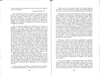 A UNA HISTORIA MÁs ELEVADA DE LO QUE FUE HASTA EL PRESENTE
TODA LA HISTORIA.»
(La Gaya Ciencia, 125)
Este sacrificio que nosotros consumamos se distingue de los
otros en esto: el mismo que sacrifica es alcanzado por el golpe
que asesta, sucumbe y se pierde con su víctima. Una vez más: el
ateo está satisfecho con un mundo completamente acabado sin
Dios, pero este oficiante del sacrificio está, por el contrario, an-
gustiado ante un mundo inacabado, inacabable, para siempre inin-
teligible, que le destruye, le desgarra (y este mundo se destruye,
se desgarra a sí mismo).
Otra cosa que me detiene: este mundo que se destruye, se
desgarra... no lo hace habitualmente con estrépito, sino en un
movimiento que escapa a quien habla. La diferencia entre este
mundo y el orador depende de la ausencia de voluntad. El mundo
está profundamente loco, sin designio. El loco, en primer lugar,
es un histrión. Acaece que uno de nosotros se inclina a la locura,
se siente convertir en todo. Como el campesino que tropezando
con el pie en un mantoncito de tierra levantada deduce la presen-
cia del topo, y no piensa en absoluto en el animalillo ciego, sino
en cómo destruirlo; por ciertos signos los amigos del desdichado
deducen la «megalomanía» y se preguntan a qué médico confiarán
el enfermo. Yo prefiero atenerme al «animalillo ciego» que,
en el drama, tiene el papel principal, el de agente del sacrificio.
Es la lo<..'Ura, la megalomanía del hombre, lo que le abalanza a la
garganta de Dios. Y lo que Dios mismo hace con una sencillez
ausente (en la que sólo el loco capta que es momento de llorar),
ese loco lo hace con los gritos de la impotencia. Yesos gritos, esa
locura finalmente desencadenada, ¿qué otra cosa es sino la sangre
de un sacrificio, donde, como en tantas tragedias antiguas, todo
el escenario, cuando cae el telón, está lleno de muertos?
Salto cuando desfallezco. En ese momento: hasta la verosimili-
tud del mundo se disipa. Seda preciso, finalmente, verlo todo con
ojos sin vida, llegar a Dios, de otro modo nunca sabríamos lo que
es hundirse, no saber ya nada. Nietzsche se retuvo largo tiempo
para no resbalar por esa pendiente. Cuando le llegó el momento
de ceder, cuando comprendió que habían acabado los preparativos
del sacrificio, sólo pudo decir alegremente: Soy yo, Dionisos,
etcétera.
A esto se aferra la curiosidad: ¿tuvo Nietzsche del «sacrificio»
una comprensión fugitiva?, ¿o beaturrona?, ¿o talo tal otra?
162
T ¡Todo sucede en la confusión divina! La voluntad ciega, la
«inocencia», son las únicas que nos salvan de los «proyectos», de
los errores, a los que el ojo avaro del discernimiento nos conduce.
Puesto que tenía del eterno retorno la visión que es sabido,
la intensidad de los sentimientos de Nietzsche le hacía juntamente
reír y temblar. Lloró demasiado: eran lágrimas de júbilo. Reco-
rriendo el bosque, a lo largo del lago de Silvaplana, se había
detenido «cerca de una enorme roca que se erguía en forma de
pirámide, no lejos de Surlej». Me imagino llegando yo mismo a
la orilla del lago y, al imaginármelo, lloro. No porque haya encon-
trado en la idea de eterno retorno nada que pueda conmoverme
a mi vez. Lo más evidente de un descubrimiento que debería
escamoteamos el suelo bajo los pies -a ojos de Nietzsche sólo
una especie de hombre transfigurado podría superar tal horror-
es que deja a la mejor voluntad indiferente. Solamente que lo
que le hizo reír y temblar, el objeto de su visión, no era el retor-
no (ni siquiera el tiempo), sino lo que el retorno puso al desnudo,
el fondo imposible de las cosas. Y este fondo, que se alcanza
por un camino u otro, es siempre el mismo porque es noche y,
al percibirlo, no resta sino desfallecer (agitarse hasta la fiebre,
perderse en el éxtasis, llorar).
Permanezco indiferente al intentar aprehender el contenido
intelectual de la visión, y, por él, cómo Nietzsche fue desgarrado,
en lugar de percibir una representación del tiempo que ponía en
cuestión la vida hasta el poco sentido que tiene, que acabó por
ella de perder su mesura y vivió de esta forma lo que no se ve
más que desfalleciendo (como lo había visto por primera vez
el día que comprendió que Dios había muerto, que él mismo lo
había matado). Puedo inscribir el tiempo a voluntad en llila hipó-
tesis circular, pero eso no cambia nada: cada hipótesis respecto al
tiempo es exhaustiva, vale como medio de acceso a lo descono-
cido. Lo menos sorprendente es que, en un avance hacia el éxta-
sis, tengo la ilusión de conocer y de poseer, como haciendo obra
de ciencia (envuelvo lo desconocido en c'Ualquier cosa conocida,
como puedo).
La risa en las lágrimas.-La ejecución de Dios es un sacrificio
que, haciéndome temblar, me deja empero reírme, pues en él no
sucumbo yo menos que la víctima (cuando el sacrificio del hombre
salvaba). En efecto, lo que sucumbe con Dios, conmigo, es la
mala conciencia que tenían los oficiantes al hurtarse del sacrificio
(el azoro del alma que huye, pero que es testaruda, segura de
163
 