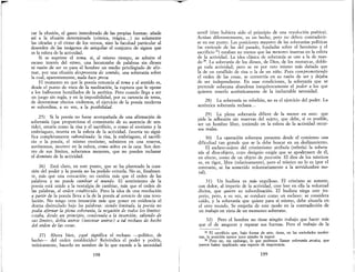 cal' la efusión, el gasto inmoderado de las propias fuerzas: añade
así a la efusión determinada (cómica, trágica...) no solamente
las oleadas y el ritmo de los versos, sino la facultad particular al
desorden de las imágenes de aniquilar el conjmlto de signos que
es la esfera de la actividad.
Si se suprime el tema, si, al mismo tiempo, se admite el
escaso interés del ritmo, una hecatombe de palabras sin dioses
ni razón de ser es para el hombre un medio privilegiado de afir-
mar, por una efusión desprovista de sentido, una soberanía sobre
la cual, aparentemente, nada hace presa.
El momento en que la poesía renuncia al tema y al sentido es,
desde el punto de vista de la meditación, la ruptura que le opone
a los balbuceos hmnillados de la ascética. Pero cuando llega a ser
un juego sin regla, y en la imposibilidad, por su carencia de tema,
de determinar efectos violentos, el ejercicio de la poesía moderna
se subordina, a su vez, a la posibilidad.
25) Si la poesía no fuese acompañada de una afirmación de
soberanía (que proporciona el comentario de su ausencia de sen-
tido), estaría como la risa y el sacrificio, o como el erotismo y la
embriaguez, inserta en la esfera de la actividad. Inserta no sigrú-
fica completamente subordinada: la risa, la embriaguez, el sacrifi-
cio o la poesía, el mismo erotismo, subsisten en una reserva,
autónomos, insertos en la esfera, como niños en la casa. Son den-
tro de sus límites, soberanos menores, que no pueden rechazar
el dominio de la actividad.
26) Está claro, en este punto, que se ha planteado la cues-
tión del poder y la poesía no ha podido evitarla. No es, finalmen-
te, más que mla evocación; no cambia más que el orden de las
palabras y no puede cambiar el mundo. El sentimiento de la
poesía está múdo a la nostalgia de cambiar, más que el orden de
las palabras, el orden establecido. Pero la idea de una revolución
a partir de la poesía lleva a la de la poesía al servicio de una revo-
lución. No tengo otra intención más que poner en evidencia el
drania disimulado bajo las palabras: siendo limitada, la poesía no
podía afirmar la plena soberanía, la negación de todos los límites:
estaba, desde un principio, condenada a la inserción; saliendo de
sus límites, debía unirse (intentar unirse) a tal rechazo de hecho
del orden de las cosas.
27) Ahora bien, ¿qué significa el rechazo -político, de
hecho--- del orden establecido? Reivindica el poder y podría,
teóricamente, hacerlo en nombre de lo que excede a la necesidad
198
--
servil (éste hubiera sido el principio de una revolución poética).
Actúan diferentemente, es un hecho, pero no deben contradecir-
se en ese punto. Las posiciones mayores de las soberanías políticas
(se entiende de las del pasado, fundadas sobre el heroísmo y el
sacrificio B) estaban no menos que las menores insertas en la esfera
de la actividad. La idea clásica de soberanía se une a la de man-
do 24. La soberanía de los dioses, de Dios, de los monarcas, doble-
ga toda actividad; pero se ve por esto mismo más dañada que
la de un estallido de risa o la de un niño. Pues comprometiendo
el orden de las cosas, se convertía en su razón de ser y dejaba
de ser independiente. En esas condiciones, la soberarúa que se
pretende soberana abandona inequívocamente el poder a los que
quieren tenerlo auténticamente de la ineluctable necesidad.
28) La soberanía es rebelión, no es el ejercicio del poder. La
auténtica soberanía rechaza...
29) La plena soberanía difiere de la menor en esto: que
pide la adhesión sin reservas del sujeto, que debe, si es posible,
ser un hombre libre, teniendo en la esfera de la actividad recur-
sos reales.
30) La operación soberana presenta desde el comienzo una
dificultad tan grande que se la debe buscar en un deslizamiento.
El esclavo-sujeto del cristianismo atribuía (refería) la sobera-
nía al dios-objeto, cuyo designio exigía que se apoderasen de él,
en efecto, como de un objeto de posesión. El dios de los místicos
es, en rigor, libre (relativamente), pero el nústico no lo es (por el
contrario, se ha sometido voluntariamente a la servidumbre mo-
ral).
31) Un budista es más orgulloso. El cnstlano se somete,
con dolor, al imperio de la actividad, cree leer en ella la voluntad
divina, que quiere su subordinación. El budista niega este im-
perio, pero, a su vez, se conduce como un esclavo: se considera
caído, y la soberanía que quiere para sí mismo, debe situarla en
el otro mundo. Se empeña de este modo en la contradicción de
un trabajo en vista de un momento soberano.
32) Pero el hombre no tiene ningún trabajo que hacer más
que el de asegurar y reparar sus fuerzas. Pero el trabajo de la
23 El sacrificio que, bajo forma de arte, tiene, en las sociedades moder-
nas, la posición menor tuvo antaño la mayor.
24 Pero no, sin embargo, lo que podemos llamar soberanía arcaica, que
parece haber implicado una especie de impotencia.
199
 