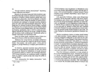na:
"Sevgili kadrmm annene benziyorsun! " diyormug,
"Canlm o$umsun sen benim!"
[rtiyann bu davramqr karqrsrnda Selim kendisine yapr-
lan biiyiik hakszhlr unutuyor, babasnm boynuna sanhyor,
kucakhyor ve b0ylece ydlardrr hasretini gekti[i baba sevgi-
sine doymaya gahyyordu. Ama bu kucaklagma ve 6ptigme-
ler sona erince Selim, bildigi bir pmardan su igmek arzusuy-
la yolundan gok uzaklaqan ve kaynalrn kurumug oldufunu
gdren bir yolcu gibi hayAl krnkhlrna ufruyordu. Kucak-
ladrfr kiqi, bir zarnanlar kendisine hayran oldulu ve qefkatli
bir bakrqryla onu sevingten havalara uguran babasr delildi
artrk. Boynuna sanhp tipttilii babasr ayn alkol kullanmak-
tan bunamlq, aptallagmrg, ya$h ve 6yle ki o anda igip igme-
difinin farkrnda bile olmayan bir ayyagu. Qektigi acdardan
akh bozulmug, kalbi goraklagmgtr. Kendisinde qefkat ve
babahk vakanndan eser kalmamrqh artrk.
Onun igin Selim qimdi, annesinin azathsr Qerkes krzr
Meleika ile hemen evlilik hazrrhklanna giriqmiqti:
"Babamrn har vurup harman savurdulu mallanmrzr
yeniden yerine koymak iqin zengin bir aile krnyla evlenebi-
lirdim. Ama annem --nur iginde yatsln-- evliya gibi bir
kadrndr ve yiiziifii Meleika'ya verdi$ne gOre krsmetim oy-
du."
Ve Selim'in, annesinin segimine saygr gdstermesine
deferdi de, gtinkii Meleika gergekten de pek gok erdemi
olan bir hzdr. Biiyiik bir fedakOrhkla eli ayagl tutmayarl
kayrnpederine balcnrq ve Selim'e aile mufluluEu tatilrmrqtr.
1875 yrhnda Hersek'de son ayaklaruna patlak verdi[inde
Selim, iig salhkh ve giiZel goculu olan zengin bir giftlik sa-
hibiydi. Selim:
"Evli olmasaydrm bir dakika durmazdrm," dedi,
* 62 - 1862
42
" O2'6s *'
g ektilimi z onca megakkatin ve ddktti[timtiz onca
kanrn boEa gittilini Olrendifimde kalbim duracak gibi ol-
mu$tu. Ama gocuklar ktigiiktti ve babam hastaydr. Bense
Padiqah'a savaq agrldr[m diigiindtikge sagrmr bagrmr yo-
lasrm geliyordu.
Qok gegmeden Srrbistan, ondan sonra Bulgaristan
ayaklandr. Devlet ihtiyattaki askerleri sil6h altrna gafrrdr.
I laurladrlrma g0re benim srram daha gelmemiqti. Ama
Rusya'mn da savaqa hazrrlandrlrm dlrenince ne sramr bek-
lcdim, ne di.iqtindi.im ve ne de bagkalanmn sOziine kulak ast-
rrn. Bilirsin, Rusya milletimizin baq diiqmam sayrlrr. Suyla
atcq bir araya gelir mi. Moskof ve islAm asla, asla! Tatarlarla
Qerkeslerin, Ruslarla bir arada yaqamaktansa evlerini bark-
lanru, her qeylerini geride brrakrp neredeyse yalm ayak, yan
qrplak Padigahn memleketine geldiklerini bilmiyor mu-
sun?
Bdylece gocuklanmr, kanmr ve mahmr ortada brrakrp
)'cdek asker yazrldrm. Yanmrz yo[umuz, kanlanmrz ve go-
t rrklanmrz Padiqah'm miilkiiydi.i ve yedi cilnlm da olsa yedi-
sini de Moskofla sava$an Padiqah'a feda etrneye hazrdrm;
ycter ki efendimiz kazansmdr! Sana dedim ya, o devirde
Ituslarla Krnm'da savagryorduk ve Silistre'de burunlannr
krnnrghk. O zamanlar Ruslara duydulum dilqmanhk ve kin,
;irndi yine topraklarrmrza ayak basmaya hazlrlandrklannr
(ifirenince daha da artml$tr. Bunlann niyeti bizi yeryii-
ziinden silmek, diyordum ve kaderde varsa ben de onlan
clnh canl yiyecefim! Ve bdylece cepheye hareket ettim.
Once bizi Srrbistan'a sevkettiler ve orada anladrk ki
ll usya bizim k6tiiliiltimtizii istiyor. Aleksinag'da sava$ml$
biri olarak, seni temin ederim ki o topraklan, sanki bizirn
lopraklanmrz de[ilmig gibi bir kere daha zaptediyorduk!
( iclgclelim neye yaradr? Bir Qar pagavrast ile Serasker bi-
zirn Srrbistan'dan grkmamlz ernrettiler. Tiih! Allah beldsul
vt'r'sin onlann! Bu, bir adamr kendi ahnteri ve kamyla insa
43
 