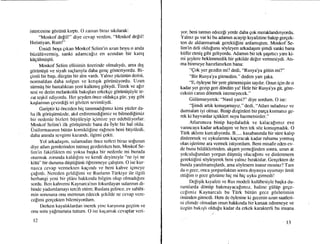 istercesine gdzi.inti krrptr. O zaman biraz sktlarak:
"Moskof defil!" diye cevap verdim, "Moskof defil!
Hrristiyan, Rum!"
Umidi boqa grkan Moskof Selirn'in uzun boyu o anda
bilziiltivermiq, sanki adamcaprz en aztndan bir kanq
kiigiilni.iqtii.
Moskof Selim ellisinin tizerinde olmaltydt, ama dtg
gdrtintigii ve siyah saglanyla daha geng g6steriyordu. Bi-
girnli bir bagr, dtizgtin bir alm vardt. Yalruz yiiziiniin derisi,
normaldan daha solgun ve ktnqtk gdri.iniiyordu. Uzun
siirmiiq bir hastahktan yeni kallamq gibiydi. Titrek ve a[tr
sesi ve derin melankolik ballqlan erkekEe gdriiniiqiiyle te-
zat teqkil ediyordu. Her r;eyden 6nce oldukga gtir, yay gibi
kaglanmn gevirdili iri gdzleri sevimliydi.
Gariptirki dnceden hig tammadtlrmtz kimi yiizler da-
ha ilk g6riiqtimiizde, akrl erdiremedipimiz ve bilmedifiimiz
bir nedenle bizleri biiyiileyip iqirnize yer edebiliyorlar.
Moskof Selim'i ilk gdriigiimde bana da 6yle bir hal oldu.
Uni formas rnrn btitiin kornikliline rafrnen beni biiyiiledi,
daha anrnda sevgimi kazandt, ilgimi gekti.
Yol arkadar;rm, sulamadan 6nce terleri biraz sofusun
diye atlan gemlerinden tutmu$ gezdirirken ben, Moskof Se-
lirn'in fakirlikten rni yoksa bagka bir nedenle mi burada
otunnak zorunda kaldrfrnr ve kendi deyimiyle "ne iyi ne
kOtii" bir duruma diiqtiifiinf dlrenmeye galglrm. O ise kur-
nazca cevap vermekten kagrndr ve beni kahve igmeye
qa[rrdr. Nereden geldifirni ve Ruslann Tiirkiye ile ilgili
herhangi yeni bir plAnr hakkurda bilgim olup olmadtltnt
sordu. Ben kahvemi Kaynarca'ntn fokurdayan sulanrun di-
binde yudumlamayr tercih ettirn; Ruslara gelince, ev sahibi-
min sorusuna onu lnelnnun edecek qckilde ne cevap vere-
ce[imi gergekten bilemiyordum.
Derken kayahklardan inerek yinc karqrstna gegtim ve
onu soru yalmuruna tuttum. O ise kaqarnak cevaplar veri-
12
yor, beni tatmrn edece$ yerde daha gok meraklandrnyordu.
Yalruz $u var ki bu adamrn acayip kryafetine bakrp gergek-
ten de aldanmamak gerektilini anlamrgtun. Moskof Se-
lim'in deli oldulunu soyleyen arkadaqrm gimdi sanki bana
kiifi.ir efiniq gibi geliyordu. Adamrn bir tek $a$fircr yam ki-
mi qeylere beklerunedik bir qekilde deler vermesiydi. Atr-
ma binmeye haarlanrrken bana:
"Qok yer gezdin mi? dedi, "Rusya'ya gittin mi?"
"Bir Rusya'ya gitmedim." dedim yan gaka.
"8, dyleyse bir yere gitnemigsin sayftr. Onun igin de o
kadar yer gezip geri ddndiin ya! Hele bir Rusyaya git, gdre-
ceksin canrn ddnmek istemeyecek."
Gtililmseyerek "Nasrl yani?" diye sordum. O ise:
"$irndi artlk konuqamayrz," dedi, "Atlan suladlmz ve
durmalan iyi olmaz. Binip dizginleri bir parga krsmaruz ge-
rek ki hayvanlar igtikleri suyu hazmetsinler, "
Atlanmrza binip haydaladrk ve kalacallmlz eve
vanncaya kadar arkadagrm ve ben tek sdz konuqmadrk. O
Ti.irk akhmr kurcahyordu. B..... kasabasrnda bir siire kahp
dinlenmek ve uykulanmr kagrracak kadar ruhumu yonnu;
olan iqlerime ara vermekistiyordum. Beni misafir eden ev-
de bunu bildiklerinden, akgam yemelinden sonra, uzun at
yolculufundan yorgun diiqmiiq olacalrmr ve dinlenmem
gerektigini sdyleyerek beni yarlnrz brraktrlar. Gergekten de
bunda yaulmamrqlardr, ama s6ylesem inanrr mrsrruz? Tun
da o gece, onca yorgunluktan sonra doyasrya uyurnayr ilmit
ettipim o gece g6ziirne hig mi hip uyku gimedi!
De[iqik kyafeti ve Rus rnodeli kuliibesiyle baqka du-
rumlarda ddniip bakmayacalrmrz, haline gi.iltip gege-
cclimiz Kaynarcah bu Ttirk biittin gece gozlerirnin
dniinden giunedi. flem de Oylesine ki gecenin uzun saatleri-
ni elimdc olmadan onun hakkrnda bir kanaat edinmeye ve
lizgtin bakrqh oldulu kadar da crkek karakterli bu insana
l3
 