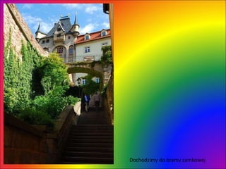 Dochodzimy do bramy zamkowej  