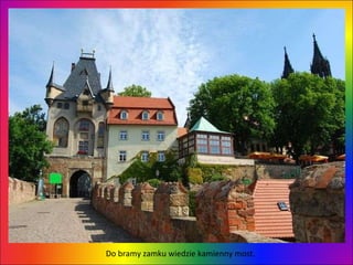 Do bramy zamku wiedzie kamienny most.  