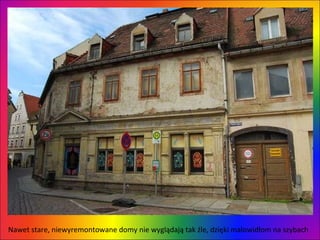 Nawet stare, niewyremontowane domy nie wyglądają tak źle, dzięki malowidłom na szybach 