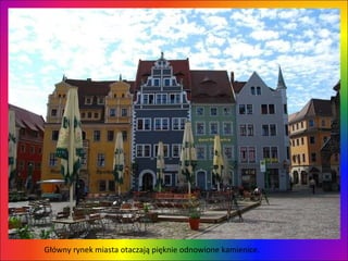 Główny rynek miasta otaczają pięknie odnowione kamienice.  