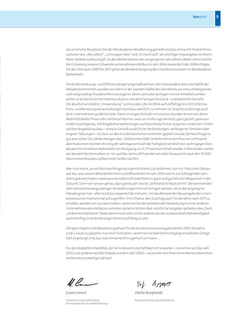 Vorwort          5




das eine hohe Akzeptanz bei der Wiesbadener Bevölkerung genießt und das, etwa mit Produktinno-
vationen wie „Abo sofort“, „Schnupper-Abo“ und „FirmenCard“, als wichtiger Impulsgeber im Rhein-
Main-Verkehrsverbund gilt. Zu den Meilensteinen des vergangenen Jahrzehnts zählen ohne Zweifel
die Gründung unseres Schwesterunternehmens WiBus im Jahr 2004 sowie die Ende 2008 erfolgte,
für den Zeitraum 2009 bis 2017 geltende Wiedererlangung der Linienkonzessionen im Wiesbadener
Nahverkehr.

Die Kostensenkungs- und Effizienzsteigerungsmaßnahmen, die insbesondere die erste Hälfte der
Dekade dominierten, wurden vor allem in der zweiten Hälfte des Jahrzehnts um eine umfangreiche
und vielgestaltige Kundenoffensive ergänzt, deren zentrales Anliegen in einer erheblich verbes-
serten und intensivierten Kommunikation mit dem Fahrgast bestand – und weiterhin besteht.
Die deutlich verstärkte „Hinwendung“ zum Kunden, die mit Blick auf vielfältige Vor-Ort-Informa-
tions- und Beratungsveranstaltungen durchaus wörtlich zu nehmen ist, brachte und bringt auch
dem Unternehmen große Vorteile: Denn im engen Kontakt mit unseren Kunden lernen wir deren
Mobilitätsbedürfnisse sehr viel besser kennen, was uns in die Lage versetzt, ganz gezielt, gewisser-
maßen punktgenau, mit Angebotserweiterungen auf diese Bedürfnisse reagieren zu können. Einem
solchen Angebotsausbau – etwa in Gestalt zusätzlicher Verbindungen, verlängerter Strecken oder
engerer Taktungen – ist, da er an den Kundenwünschen orientiert geplant wurde, die Nachfrage so
gut wie sicher. Die Zahlen belegen dies: 2010 konnte ESWE Verkehr mit einem Plus von 1,4 Prozent
abermals einen leichten Anstieg der Jahresgesamtzahl der Fahrgäste verzeichnen, wohingegen bun-
desweit im Linienbus-Nahverkehr ein Rückgang um 0,7 Prozent ermittelt wurde. In Wiesbaden peilen
wir derweil Höchstmarken an: Im Lauf des Jahres 2011 werden wir aller Voraussicht nach den 10.000.
Abonnementkunden willkommen heißen dürfen.

Wer nun meint, so viel Positives klinge nach gemütlichem Zurücklehnen, der irrt. Trotz allen Stolzes
auf das, was unsere Mitarbeiterinnen und Mitarbeiter im Jahr 2010 und im zurückliegenden Jahr-
zehnt geleistet haben, wäre passive Selbstzufriedenheit ein ganz und gar falscher Wegweiser in die
Zukunft. Denn wir wissen genau, dass getreu der Devise „Stillstand ist Rückschritt“ die kommenden
zehn Jahre keineswegs weniger Veränderungen mit sich bringen werden, als es die vergangene
Dekade getan hat – eher wird das Gegenteil der Fall sein. Um das Beispiel der Neuvergabe der Linien-
konzessionen noch einmal aufzugreifen: Eine Chance, den Zuschlag auch für die Jahre nach 2017 zu
erhalten, werden wir nur dann haben, wenn wir bei der anstehenden Bewerbung in einer anderen
Unternehmenskonstellation antreten als beim letzten Mal; rechtliche Vorgaben gebieten dies. Doch
„andere Konstellation“ bedeutet einmal mehr nichts anderes als die unabweisbare Notwendigkeit,
auch künftig zu Veränderungen bereit und fähig zu sein.

Übrigens beginnt die Bewerbungsphase für die Konzessionsneuvergabe bereits 2016; bis dahin
sind’s, kaum zu glauben, nur noch fünf Jahre – womit wir wieder beim eingangs erwähnten Zeitge-
fühl angelangt sind, das manchmal recht trügerisch sein kann ...

Für den doppelten Rückblick, der Sie in diesem Geschäftsbericht erwartet – zum einen auf das Jahr
2010, zum anderen auf die Dekade seit dem Jahr 2000 –, wünschen wir Ihnen eine ebenso erkenntnis-
reiche wie kurzweilige Lektüre!




(Uwe Cramer)                                   (Stefan Burghardt)

Technischer Geschäftsführer,                   Kaufmännischer Geschäftsführer
Vorsitzender der Geschäftsführung
 