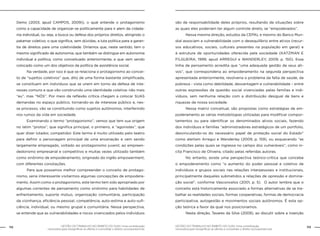 GESTÃO DO TRABALHO NO ÂMBITO DO SUAS: Uma contribuição
necessária para ressignificar as ofertas e consolidar o direito socioassistencial.
112 113GESTÃO DO TRABALHO NO ÂMBITO DO SUAS: Uma contribuição
necessária para ressignificar as ofertas e consolidar o direito socioassistencial.
Demo (2003, apud CAMPOS, 2009)), o qual entende o protagonismo
como a capacidade de organizar-se politicamente para ir alem da cidada-
nia individual, ou seja, a busca ou defesa dos próprios direitos, atingindo o
patamar coletivo, o que significa, sem dúvidas, a luta política para a garan-
tia de direitos para uma coletividade. Diríamos que, neste sentido, tem o
mesmo significado de autonomia, que também se distingue em autonomia
individual e política, como conceituado anteriormente, e que vem sendo
colocado como um dos objetivos da política de assistência social.
	 Na verdade, por isso é que se relaciona o protagonismo ao concei-
to de “sujeitos coletivos” que, dito de uma forma bastante simplificada,
se constituem em indivíduos que se unem em torno da defesa de inte-
resses comuns e que vão construindo uma identidade coletiva: não mais
“eu”, mas “NÓS”. Por meio da reflexão crítica chegam a colocar SUAS
demandas no espaço público, tornando-as de interesse público e, nes-
se processo, vão se constituindo como sujeitos autônomos, interferindo
nos rumos da vida em sociedade.
	 Examinando o termo “protagonismo”, vemos que tem sua origem
no latim “protos”, que significa principal, o primeiro, e “agonistes”, que
quer dizer lutador, competidor. Este termo é muito utilizado pelo teatro
para definir o personagem principal de uma encenação e vem sendo
largamente empregado, voltado ao protagonismo juvenil, ao empreen-
dedorismo empresarial e competitivo e muitas vezes utilizado também
como sinônimo de empoderamento, originado do inglês empowerment,
com diferentes conotações.
	 Para que possamos melhor compreender o conceito de protago-
nismo, seria interessante visitarmos algumas concepções de empodera-
mento. Assim como o protagonismo, este termo tem sido apropriado por
algumas correntes de pensamento como sinônimo para habilidades de
enfrentamento, suporte mútuo, organização comunitária, participação
da vizinhança, eficiência pessoal, competência, auto-estima e auto-sufi-
ciência, individual, ou mesmo grupal e comunitária. Nessa perspectiva,
se entende que as vulnerabilidades e riscos vivenciados pelos indivíduos
são de responsabilidade deles próprios, resultando de situações sobre
as quais eles poderiam ter algum controle direto, se “empoderados”.
	 Nessa mesma direção, estudos da CEPAL e mesmo do Banco Mun-
dial associam a vulnerabilidade com o desequilíbrio entre ativos (recur-
sos educativos, sociais, culturais presentes na população em geral) e
à estrutura de oportunidades oferecida pela sociedade (KATZMAN E
FILGUEIRA, 1999, apud ARREGUI e WANDERLEY, 2009, p. 150). Essa
linha de pensamento acredita que “uma adequada gestão de seus ati-
vos”, que corresponderia ao empoderamento na segunda perspectiva
apresentada anteriormente, resolveria o problema da falta de saúde, da
pobreza - vista como debilidade, desvantagem e vulnerabilidade – entre
outras expressões da questão social vivenciadas pelas famílias e indi-
víduos, sem nenhuma relação com a distribuição desigual de bens e
riquezas de nossa sociedade.
	 Nessa matriz conceitual, são propostas como estratégias de em-
poderamento as várias metodologias utilizadas para modificar compor-
tamentos ou para identificar os denominados ativos sociais, fazendo
dos indivíduos e famílias “administradores estratégicos de um portfolio,
desvinculando-os do necessário papel de proteção social do Estado”
como alertam Arregui e Wanderley (2009, p. 159), ou esquecendo “as
condições pelas quais se ingressa no campo dos vulneráveis”, como in-
cita Francisco de Oliveira, citado pelas referidas autoras.
	 No entanto, existe uma perspectiva teórico-crítica que concebe
o empoderamento como “o aumento do poder pessoal e coletivo de
indivíduos e grupos sociais nas relações interpessoais e institucionais,
principalmente daqueles submetidos a relações de opressão e domina-
ção social”, conforme Vasconcelos (2001, p. 5). O autor lembra que o
conceito está historicamente associado a formas alternativas de se tra-
balhar as realidades sociais, formas cooperativas, formas de democracia
participativa, autogestão e movimentos sociais autônomos. É esta op-
ção teórica a favor da qual nos posicionamos.
	 Nesta direção, Tavares da Silva (2009), ao discutir sobre a inserção
 