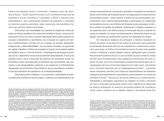 GESTÃO DO TRABALHO NO ÂMBITO DO SUAS: Uma contribuição
necessária para ressignificar as ofertas e consolidar o direito socioassistencial.
144 145GESTÃO DO TRABALHO NO ÂMBITO DO SUAS: Uma contribuição
necessária para ressignificar as ofertas e consolidar o direito socioassistencial.
Política de Proteção Social e instituindo o Sistema Único de Assis-
tência Social – SUAS. Neste horizonte, a VIII Conferência Nacional de
Assistência Social conclama a “Consolidar o SUAS e valorizar seus
trabalhadores”, bem expressando desafios do presente, a interpelar
os distintos sujeitos envolvidos nesta construção da Assistência So-
cial como política pública de Estado.1
	 Este tempo de consolidação, em resposta às exigências históricas,
exige um esforço avaliativo do campo da Assistência Social, no século XXI,
colocando no foco da crítica a própria identidade desta política pública nos
circuitos contraditórios e assimétricos da civilização do capital, em tem-
pos contemporâneos.2
De fato, em um contexto de liquidez, apartações,
inseguranças e descartabilidades, nos processos ilimitados de expansão
do capital, trabalhar a Política de Assistência Social, como política pública
de Estado é estar no “olho do furacão”, na perspectiva de assegurar prote-
ção social a segmentos sociais estruturalmente desprotegidos. É esta uma
questão-chave a abrir a discussão da natureza da Assistência Social, em
formações sociais marcadas pelo acirramento das contradições, das assi-
metrias e das desigualdades, avaliando o seu potencial no enfrentamento
da pobreza como fenômeno sócio-histórico que se reconfigura na dinâmi-
ca de funcionamento do capitalismo na contemporaneidade.
	 Estas discussões fundantes, a circunscrever a identidade da políti-
ca pública de Assistência Social, exigem o adentrar nos delineamentos do
campo socioassistencial, circunscrito na própria concepção de Assistência
Social como Política de Proteção Social e na organização do Sistema Único
da Assistência Social – SUAS. Discutir o SUAS, em sua estruturação e fun-
cionamento como sistema descentralizado e participativo na viabilização
da Assistência Social, como Política de Proteção Social, pressupõe incidir o
foco analítico na gestão do trabalho, qualificando o trabalho necessário e
as exigências para o seu efetivo exercício. Pressupõe discutir a própria na-
tureza do trabalho no campo socioassistencial e dimensões-chave na sua
gestão, assumida por profissionais atuantes na viabilização do sitema.
	 Em resposta à exigência de configurar o trabalho necessário no
âmbito do SUAS, na perspectiva de indicar profissionais para responder
às demandas de atuação, afirmou-se a questão do conhecimento neces-
sário para atuar na Política de Assistência Social. Foi esta uma questão
central a mobilizar o amplo debate coletivo, deflagrado pelo Conselho
Nacional de Assistência Social, no ano de 2010 e quatro primeiros meses
de 2011, para reconhecimento das categorias profissionaisl de nível su-
perior. De fato, com uma metodologia ousadamente democrática de in-
vestigações, oficinas e Encontros Regionais em todo o país, culminando
com o Encontro Nacional com os Trabalhadores do SUAS3
- a envolver
atores relevantes inseridos nas instâncias representativas de diferentes
categorias de trabalhadores, especialistas e pesquisadores no campo da
Assistência Social - discutiu-se, de forma sistêmica, os conhecimentos,
habilidades e estratégias necessárias ao trabalho no SUAS, colocando
em foco a educação permanente, tendo como referência as demandas
da prática profissional no exercício da política pública de Assistência
Social. Assim, construiu-se, no debate coletivo, a articulação entre Tra-
1
Nesta perspectiva, cabe aqui resgatar a distinção entre “política de governo” e “política de Estado”, no
sentido da afirmação da responsabilidade estatal em garantir direitos na satisfação das necessidades
humanas, na perspectiva do reconhecimento da dialética igualdade/diferença. A rigor, significa a supe-
ração do caráter transitório, ocasional de uma política de governo, suscetível a vontades momentâneas
de governantes, vulnerável a visões pessoais e personalistas. Constituir-se como política de Estado
implica afirmar-se como campo de intervenção estatal, implicando em planejamento, monitoramento,
avaliação e controle públic.
2
Considero que, na contemporaneidade, o capitalismo mundializado, mais que um modo de produção,
constitui um regime civilizacional a estender a lógica do capital aos diferentes domínios da vida social,
mesmo aqueles que, outrora, dificilmente seriam concebidos como capitalistas: religião; relações afeti-
vas; concepção do tempo livre; avaliação do mérito científico e avaliação moral dos comportamentos.
De fato, a revolução da informática e da comunicação, combinada com a tendência do capitalismo
para ampliar a lei do valor a mais e mais dimensões da vida social, permite circunscrever a civilização
contemporânea do capital, a encarnar um padrão de dominação social abstrata, sutil, indefinida, poli-
facetada e profundamente penetrante que perpassa a economia, a política, a cultura, reconfigurando
subjetividades (SANTOS & MENESES, 2009)..
3
Como momento final de discussão no processo de reconhecimento de categorias profissionais no
âmbito do SUAS, realizou-se, em Brasília, em 30 e 31 de março de 2011, o “Encontro Nacional com os
Trabalhadores do SUAS”, consubstanciando o debate em torno de temáticas centrais na agenda po-
lítica, quais sejam: “O mundo do trabalho: tensões, implicações e perspectivas no âmbito do SUAS”;
“Contribuições dos trabalhadores nos encontros regionais para a estruturação da gestão do trabalho
no SUAS”; “Processos de reconhecimento das categorias profissionais no âmbito do SUAS”; “O Sistema
Único da Assistência Social – SUAS: uma realidade em movimento”; “A NOB-RH/SUAS frente às deman-
das dos trabalhadores do SUAS”.
 