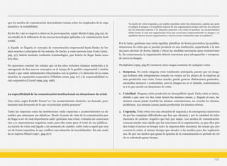 que los medios de comunicación descendentes tenían sobre los empleados de la orga-
nización y la rentabilidad.
En los 80 y 90 se empezó a observar la preocupación, según Martín (1995, pág.19), de
un estudio de la influencia de las nuevas tecnologías aplicadas a la comunicación hori-
zontal.
A España no llegaría el concepto de comunicación empresarial hasta finales de los
años sesenta y principios de los setenta. De hecho, y como asevera Joan Costa (2001,
pág. 47), habría bastante confusión terminológica, que habría de llegar hasta nues-
tros días.
No queremos concluir sin señalar que en los años recientes estamos asistiendo a la
emergencia de dos nuevos conceptos en el campo de la gestión empresarial e institu-
cional y que están íntimamente relacionados con la gestión y/o dirección de la comu-
nicación: la reputación corporativa (Villafañe 2000, pág. 67) y la responsabilidad so-
cial corporativa (Carroll 1999, pág. 268).
La especificidad de la comunicación institucional en situaciones de crisis
Una crisis, según Fedullo Torres2 es “un acontecimiento aleatorio, no deseado, pero
bastante más frecuente de lo que en principio podría pensarse”.
Tanto las empresas como las instituciones están expuestas a acontecimientos no de-
seables que amenazan sus objetivos. Desde el punto de vista de la comunicación pue-
de llegar a ser de vital importancia saber gestionar una crisis; evitando así consecuen-
cias y/o repercusiones negativas tanto para ella como para el resto de sus públicos.
La noción de crisis está ligada a un momento de cambio, sobre todo a aquel que ocu-
rre de forma repentina, lo que conlleva una situación de incertidumbre. En este senti-
do se expresa Piñuel (1997:, pág.167):
Por lo tanto, gestionar una crisis significa planificar de forma preventiva las posibles
situaciones de crisis que se puedan producir en una institución, capacitando a la mis-
ma para ejecutar de forma rápida y eficaz las medidas necesarias para contrarrestar-
la. En consecuencia, la organización deberá reaccionar para salvaguardar o recuperar
de nuevo la imagen.
Westphalen (1993, pág.87) enumera cinco rasgos comunes de cualquier crisis:
1. Sorpresa. No existe ninguna crisis totalmente anticipada, puesto que un riesgo
que hubiese sido íntegramente tomado en cuenta en los planes de la empresa ja-
más produciría una crisis. Como mucho, puede generar disfunciones puntuales,
anomalías menores y controladas, pero la imagen no se ve dañada, contrariamen-
te a lo que sucede en situaciones de crisis.
2. Unicidad. Ninguna crisis producirá un desequilibrio igual. Cada crisis es única,
debido a que rara vez dos crisis tienen las mismas causas, y, llegado el caso, las
mismas causas jamás tendrán las mismas connotaciones, no crearán los mismos
problemas. Las mismas causas jamás producirán los mismos efectos.
3. Urgencia. Toda crisis crea una situación de urgencia y de emergencia caracteriza-
da por las complejas dificultades que hay que afrontar y por la cantidad de infor-
maciones de carácter negativo que hay que atajar. Los medios de comunicación
avanzan mucho más rápido que las reacciones de la organización, ya que ellos pue-
den tratar el suceso en tiempo real y la empresa debe encontrar las causas que pro-
vocaron la crisis, al mismo tiempo que atender a los medios para dar explicacio-
nes. Es por ese motivo que ganar la apuesta de la comunicación en periodo de cri-
sis es sobretodo ganar tiempo.
125
“la noción de crisis responde a un cambio repentino entre dos situaciones, cambio que pone
en peligro la imagen y el equilibrio natural de una organización porque entre las dos situacio-
nes (la situación anterior y la situación posterior a la crisis) se produce un acontecimiento
súbito frente al cual una organización tiene que reaccionar comprometiendo su imagen y su
equilibrio interno (como organización) y externo (como institución) ante sus públicos”.
 