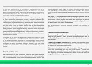 no exime de su cumplimiento, por ese motivo nunca se debe dar como excusa un “no
lo sabía”, eso es aún peor porque denota incapacidad. Sin embargo, sí se puede argüir
que la responsabilidad no es toda de la empresa, que han actuado circunstancias aje-
nas e incontrolables, como el clima, que hay alguien que ha actuado de mala fe y se
está llevando a cabo las investigaciones oportunas, etc.
Acogerse a la estrategia de decir la verdad es siempre un valor positivo para la empre-
sa, pone de manifiesto su profesionalidad, su calidad y mantiene su credibilidad, ade-
más gana un tiempo precioso para desarrollar con calma su siguiente argumentación
y además, siendo una información veraz, la empresa se puede permitir que además
sea una información de primera calidad. Si la organización se acoge a la verdad, tam-
bién puede hacerlo al tema de “no somos los únicos” y de este modo puede esperar
que los medios de comunicación repartan su interés en los diferentes culpables, ga-
nando tiempo para elaborar argumentos de mayor peso y para elaborar una informa-
ción adicional que ofrecer al público, por ejemplo, un informe sobre las diferencias
que le permiten posicionarse por delante de la competencia en materia de seguridad.
Reconduciendo el interés general hacia otro tipo de debate más general, alimentando
la polémica en otra dirección.
No obstante, hay que advertir que la sinceridad es siempre bien acogida y la verdad
es positiva para la empresa, pero las falsas verdades siempre se vuelven en contra y
en ese caso la credibilidad de la firma se verá comprometida para siempre. Por eso
hay que ofrecer siempre argumentos sólidos y a ser posible también argumentos com-
plementarios que apoyen nuestras tesis principales, para que la crisis no se prolon-
gue y después emprender rápidas acciones para la reconstrucción de la imagen de la
empresa.
Despacio, que tengo prisa
Esta frase atribuida a un sinfín de personajes famosos, se puede aplicar a todos los
aspectos de nuestra vida. Primero hay que meditar a conciencia el plan a seguir y des-
pués actuar. En el gabinete de crisis ocurre igual, por eso una buena estrategia para
controlar la situación es la de adoptar una actitud de discreción controlada. Esto con-
siste en ir soltando la información muy paulatinamente, siguiendo el ritmo de prepa-
ración interna y de las preguntas que se vayan planteando por los diferentes interlocu-
tores.
Esto permite a la organización conservar el mejor control sobre el discurso, sobre los
canales de difusión y sobre la opinión de los destinatarios. Definitivamente, ésta es la
mejor postura, al margen de que se sigan también otras estrategias, ya que ofrece el
mayor margen de actuación. Claro que para eso, es un requisito indispensable poseer
un perfecto control de las técnicas de comunicación.
Este tipo de estrategia se recomienda únicamente en casos de crisis de mediana im-
portancia.
Algunas recomendaciones generales4
Tomar siempre la iniciativa.- es importante controlar perfectamente todos los
temas que serán abordados y adoptar una política de transparencia con el fin de no
ser desestabilizados por nuestros contrincantes en pleno desarrollo de nuestra estra-
tegia de rescate.
No dar preferencia a la comunicación.- al menos no de forma única ni unilate-
ral. La crisis hay que tratarla en su conjunto y buscar la mejor estrategia o el conjunto
de ellas para salir de la situación lo antes posible.
Máxima atención a la coherencia de los mensajes en el tiempo.- todo el dis-
curso, como hemos repetido varias veces, tiene que ser uniforme y coherente, hay
que organizar los balances de información en cada etapa de la crisis y nunca asegurar
a los medios una fecha concreta para la solución de la crisis, ya que si este plazo no se
cumple, la credibilidad de la empresa será nula.
39
 