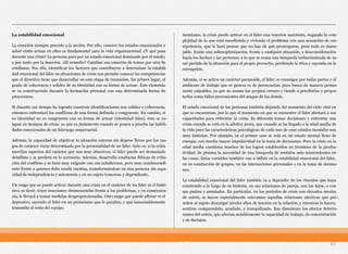 La estabilidad emocional
La emoción siempre precede a la acción. Por ello, conocer los estados emocionales y
saber cómo actuar en ellos es fundamental para la vida organizacional. ¿Y qué pasa
durante una crisis? La persona para por un estado emocional dominado por el miedo,
y por tanto por la inacción. ¿El remedio? Cambiar esa emoción de temor por otra de
confianza. Por ello, identificar los factores que contribuyen a determinar la estabili-
dad emocional del líder en situaciones de crisis nos permite conocer las competencias
que el directivo tiene que desarrollar en esta etapa de transición. En primer lugar, el
grado de coherencia y solidez de su identidad con su forma de actuar. Este elemento
se va construyendo durante la formación personal con una determinada forma de
proyectarse.
Si durante ese tiempo ha logrado construir identificaciones con solidez y coherencia,
entonces enfrentará los conflictos de una forma definida y congruente. En cambio, si
su identidad no es congruente con su forma de actuar (identidad falsa), ésta se co-
lapsa en tiempos de crisis, ya que es justamente cuando se ponen a prueba las habili-
dades emocionales de un liderazgo empresarial.
Además, la capacidad de objetivar la situación externa sin dejarse llevar por los ras-
gos de carácter viene determinada por la personalidad de un líder. Esto es, si la crisis
moviliza aspectos del carácter que son muy obsesivos, el líder puede ser demasiado
detallista y se perderá en lo accesorio. Además, desarrolla conductas fóbicas de evita-
ción del conflicto y se hará muy exigente con sus subalternos, pero muy condescendi-
ente frente a quienes debe rendir cuentas, transformándose en una persona sin capa-
cidad de independencia y autonomía y en un sujeto temeroso y dependiente.
Un rasgo que se puede activar durante una crisis en el carácter de un líder es el histé-
rico, es decir, tener reacciones desmesuradas frente a los problemas, y en consecuen-
cia, le llevará a tomar medidas desproporcionadas. Otro rasgo que puede aflorar es el
depresivo, cayendo el líder en un pesimismo que le paraliza, y que lamentablemente
transmite al resto del equipo.
Asimismo, la crisis puede activar en el líder una reacción narcisista, negando la com-
plejidad de lo que está sucediendo y viviendo el problema con una sensación de om-
nipotencia, que le hará pensar que no hay de qué preocuparse, pues todo es mane-
jable. Existe una sobreoptimización, frente a cualquier situación, y desconsideración
hacia los hechos y las personas, a lo que se suma una búsqueda indiscriminada de sa-
car partido de la situación para el propio provecho, perdiendo la ética y cayendo en la
corrupción.
Además, si se activa un carácter paranoide, el líder ve enemigos por todas partes y el
ambiente de trabajo que se genera es de persecución, pues busca de manera perma-
nente culpables, ya que no asume los propios errores y tiende a percibirlos y proyec-
tarlos como fallos provenientes del ataque de los demás.
El estado emocional de las personas también depende del momento del ciclo vital en
que se encuentran, por lo que el momento en que se encuentre el líder afectará a sus
capacidades para enfrentar la crisis. Es diferente tomar decisiones y enfrentar una
crisis cuando se está en la adultez joven, que cuando se ha llegado a la edad media de
la vida pues las características psicológicas de cada uno de esos estados mentales son
muy distintas. Por ejemplo, en el primer caso se está en un estado mental lleno de
energía, con mucha mayor impulsividad en la toma de decisiones. Pero la crisis en la
edad media cuestiona muchos de los logros establecidos en términos de la produc-
tividad. Se plantea la necesidad de una búsqueda de sentidos más trascendentes en
las cosas. Estas variables también van a influir en la estabilidad emocional del líder,
en su conducción de grupos, en las interacciones personales y en la toma de decisio-
nes.
La estabilidad emocional del líder también va a depender de los vínculos que haya
construido a lo largo de su historia, en sus relaciones de pareja, con los hijos, o con
sus padres y amistades. En particular, en los períodos de crisis con elevados niveles
de estrés, se hacen especialmente relevantes aquellas relaciones afectivas que per-
miten al sujeto descargar niveles altos de tensión en la relación, y mientras lo hacen,
sentirse comprendido, ayudado, y tranquilizado. Eso disminuye los efectos deterio-
rantes del estrés, que afectan notablemente la capacidad de trabajo, de concentración
y de decision.
61
 