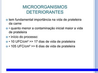 CONTAMINAÇÕES alimentares de origem bacteriana:ListeriaListeriamonocytogenes• Bastão gram negativo, não esporulado• Carnes e vegetais crus ou mal lavados• Sensível a pasteurização• Afeta mais mulheres grávidas, recém-natos, e imunodeprimidos• febre, mialgia, cefaléia, torcicolo, confusão mental, perda do equilíbrio, convulsões.• Aborto, parto prematuro.• No recém-nato: bacteremia e meningite• Adulto imunocompetentes: gastroenterite febril agudaDe grande importância em termos de saúde pública, encontra-se neste gênero a espécie Listeriamonocytogenes, causadora de importantes infecções (listerioses), quer nos humanos quer noutros animais. Esta espécie apresenta bastonetes curtos, regulares, não esporulados, móveis por flagelos peritríquios, Gram positivos e anaeróbios facultativos.Encontra-se largamente distribuída na natureza, com particular incidência na matéria orgânica em decomposição. As infecções por L. monocytogenes encontram-se normalmente associadas a carnes frescas, em particular carne de porco e frango, ao leite cru ou deficientemente pasteurizado.A sintomatologia é muito parecida com o quadro patológico da meningite, podendo provocar abortos em grávidas infectadas por esta espécie bacteriana. O aparecimento dos sintomas após a ingestão do alimento contaminado é muito variável e ocorre com particular incidência nos recém-nascidos e nos idosos. (adaptado de António F. M. A. Pinto)