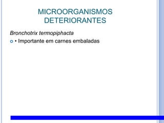 CONTAMINAÇÕES alimentares de origem Fúngica:Algumas espécies de fungos produzem determinados metabolitos tóxicos, designados por micotoxinas. As micotoxinas são metabolitos simples, de baixo peso molecular, sendo a maioria suficientemente termo-estável, resistindo a determinados tratamentos térmicos ou processos de desidratação, que são suficientes para destruir o micélio vegetativo dos fungos que as produziam. Outra característica das micotoxinas é a sua capacidade de circular na cadeia alimentar sem serem destruídas. Isto significa que alimentos de origem animal (carne e leite) podem estar contaminados por micotoxinas se o animal tiver sido alimentado por rações previamente contaminadas.Três gêneros de fungos assumem particular importância na produção de micotoxinas: Aspergillus, Penicillium e Fusarium. (adaptado de António F. M. A. Pinto)
