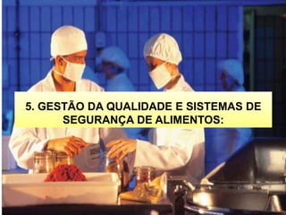 Contaminação cruzada: A contaminação cruzada ocorre quando os microrganismos são transferidos de um local para outro, através de utensílios, equipamentos, mãos, panos, etc A contaminação cruzada ocorre basicamente quando a bactéria é transferida de um alimento contaminado para um alimento sadio. Essa contaminação se dá por meio de um utensílio, equipamento ou até mesmo pelas mãos, que podem ser infectados no momento de armazenar ou manipular um alimento contaminado. Por isso é preciso ter cuidado, principalmente ao fatiar os alimentos, procedimento que oferece maior perigo referente à contaminação cruzada. Isso porque as bactérias podem facilmente se alojar no cabo da faca ou prancha/ tábua de corte culinário. Assim, há nutricionistas que recomendam utilizar utensílios diferenciados para cada tipo de alimento, sendo um para carnes que serão cozidas e outro para legumes e hortaliças, visando evitar que bactérias contaminem alimentos que serão ingeridos crus.Cru x Cozido           Limpo x Sujo Para evitá-la Manter a higiene geral do local, Manter a higiene adequada das mãos, utensílios e superfícies entre uma atividade e outra, Utilizar panos, luvas, esponjas específicos para cada atividade.O Ministério da Saúde através da Portaria SVS/MS nº 326, de 30 de julho de 1997 recomenda para a Prevenção da contaminação cruzada que devem ser tomadas medidas eficazes para evitar a contaminação do material alimentar por contato direto ou indireto com material contaminado que se encontrem nas fases iniciais do processo;as pessoas que manipulam matérias-primas ou produtos semi elaborados com risco de contaminar o produto final enquanto não tenham retirado a roupa protetora que foi utilizada durante a manipulação de matérias-primas e produtos semi elaborados, com os quais, tenham entrado em contato ou que tenha sido contaminada por matéria-prima ou produtos semi elaborados e, colocado outra roupa protetora limpa;se existir possibilidade de contaminação, as mãos devem ser cuidadosamente lavadas entre uma e outra manipulação de produtos nas diversas fases do processo;todo equipamento e utensílios que tenham entrado em contato com matérias-primas ou com material contaminado devem ser limpos e desinfetados cuidadosamente antes de serem utilizados para entrar em contato com produtos acabado.