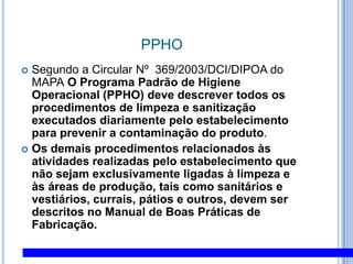 BPF – HIGIENE AMBIENTAL 2. Higiene Ambiental: a situação e condições das edificações devem impedir a entrada de pragas e evitar contaminações cruzadas; a área externa não deve oferecer condições de desenvolvimento de pragas;as áreas externas devem ser cimentadas ou asfaltadas;a área externa não deve conter água empoçada, objetos em desuso e lixo destampado.Edificações:as instalações e fluxo de operações devem ser adequados de forma a evitar contaminações cruzadas;paredes e tetos devem ser lisos, laváveis, impermeáveis e com acabamento que impeça o acúmulo de poeira;as paredes devem ser construídas e revestidas com materiais não absorventes, laváveis e apresentar cor clara;tetos e forros devem ser mantidos limpos e em bom estado de conservação, livres de condensação, mofos e aberturas;o piso em áreas úmidas deve ser antiderrapante e resistente ao impacto; os ralos devem ser evitados nas áreas de produção, quando existentes devem ser sifonados, com sistema de fechamento e permitir livre acesso para limpeza;as janelas devem se fixas e empregadas preferencialmente par iluminação. quando abertas devem ser dotadas de telas.as escadas devem ser construídas de modo a não causar contaminação;as portas de entrada não devem ter acesso direto do exterior para área de produção;as portas de entrada não devem possuir vãos;as portas deverão ser material não absorvente e de fácil limpeza;as cortinas de ar e/ou plástico podem ser empregadas;as escadas, montacargas e estruturas auxiliares, como plataformas, escadas de mão e rampas deverão estar localizadas e construídas de forma a não causarem contaminação;