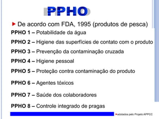 BPF – HIGIENE AMBIENTAL Instalações Sanitárias: os sanitários e vestiários não devem ter comunicação com as áreas de produção;os sanitários e vestiários devem ser mantidos limpos, ventilados e bem iluminados;os lavatórios devem possuir acionamento automático;deve ser mantidos ao lado dos lavatórios produtos de limpeza e desinfecção para as mãos, toalhas de papel descartáveis e com papel não reciclado;os vasos sanitários devem ser dotados de descarga eficiente;papel higiênico e lixeira tampada e com saco plástico interno devem estar disponíveis ao lado do vaso sanitário;cada funcionário deve ter um escaninho disponível no vestiário;não devem ser estocados alimentos ou bebidas em escaninhos nos vestiários;os sanitários e lavatórios deverão dispor de um eficaz sistema de evacuação de efluentes e águas residuais;