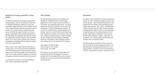 Medizinische Versorgung ausgewählter Facharzt-                 Altersverteilung                                         Datenquellen
gruppen
                                                               Die Altersverteilung wird aus der Perspektive des        Die Zahlen für den Überblick der einzelnen Kommunen
Die Tabelle ‚Medizinische Versorgung ausgewählter              absehbaren Handlungsbedarfes in drei Gruppen             wurden vom Team Statistik der Region Hannover (‚Ein-
Facharztgruppen’ zeigt für die Hausärzte, bestehend            gegliedert. Die erste Gruppe umfasst die nach dem        wohner gesamt’‚ ‚Anteil Migrationshintergrund’), dem
aus Allgemeinmedizinern, praktischen Ärzten und                Lebensalter noch langfristig tätigen Ärzte; die zweite   Landesbetrieb für Statistik und Kommunikationstech-
hausärztlich tätigen Internisten, deren absolute Anzahl        Gruppe fasst die Ärzte zusammen, für die sich in den     nologie Niedersachsen –LSN (‚Fläche’, Bevölkerungs-
in der entsprechenden Stadt oder Gemeinde sowie die            kommenden 15 Jahren Veränderungen ergeben. Sie           saldo für die Jahre 2000 bis 2009) und der Stabstelle
Anzahl in den entsprechenden angrenzenden Kom-                 ist damit für die potenziellen Studienanfänger/innen     Sozialplanung der Region Hannover (‚Anteil Empfänger
munen innerhalb der Region Hannover an. Ebenso                 relevant, unter der aus dem frühesten Niederlassungs-    Grundsicherung an der Gesamtbevölkerung’) bereit-
werden ausgewählte Facharztgruppen dargestellt, in             alter abgeleiteten Annahme, dass zwischen Abitur und     gestellt. Mittels dieser vorhandenen Daten wurden
der Reihenfolge der Fallzahlen, das heißt der Anzahl           einer möglichen Niederlassung ca. 15 Jahre vergehen.     die Merkmale ‚Einwohner / Fläche’, ‚Einwohner 70+’,
der eingelesenen Versichertenkarten aus dem dritten            Die dritte Gruppe weist den aktuellen Handlungs-         ‚Einwohner <20’ und das mittlere Bevölkerungssaldo
Quartal 2010. Diese Zahlen spiegeln nicht mehrfache            bedarf aus. Die Grafik der Altersverteilung zeigt die    zwischen 2000 und 2009 berechnet.
Konsultationen (Häufigkeit der Arzt-Patienten-Kontak-          Altersstruktur daher in den folgenden drei Gruppen:
te) in einem Quartal wider.                                                                                             Die Datengrundlage bezüglich der Ärzte wurde dan-
                                                               Erste Gruppe: bis unter 48 Jahre                         kenswerter Weise von der Bezirksstelle Hannover der
Gibt es weder in der entsprechenden Stadt oder Ge-             Zweite Gruppe: 49 bis 58 Jahre                           Kassenärztlichen Vereinigung Niedersachsen zur Ver-
meinde noch in einer der angrenzenden Kommunen                 Dritte Gruppe: ab 59 Jahre                               fügung gestellt. Es handelt sich um die niedergelasse-
eine Niederlassung aus der entsprechenden Facharzt-                                                                     nen Haus- und Fachärzte aus dem 4. Quartal von 2010.
gruppe, wird in der letzten Spalte auf die betreffende         Die Prognose für eine potenziell notwendige Nach-
Seite mit der Grafik sämtlicher Standorte aus der Fach-        besetzung betrifft die Altersgruppe ab 59 Jahren.
arztgruppe innerhalb der Region Hannover verwiesen.            Befinden sich in der Gruppe der Haus- oder Fachärzte
                                                               weniger als 5 Personen, wird das Durchschnittsalter
Es gibt Ärzte mit mehreren Facharztausrichtungen –             nicht dargestellt.
diese werden nicht doppelt aufgezählt.




                                                          10                                                                                                                     11
 