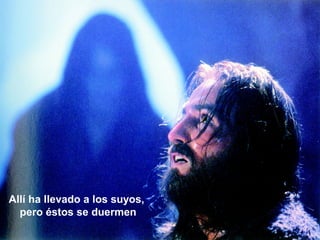 Allí ha llevado a los suyos,
pero éstos se duermen
 