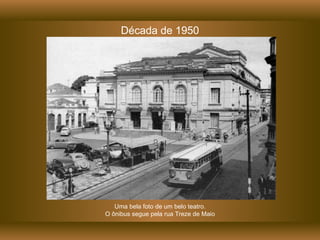 Década de 1950 Uma bela foto de um belo teatro. O ônibus segue pela rua Treze de Maio 