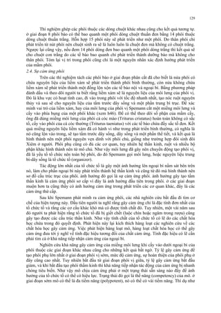 129 
Thí nghiệm ghép các phôi thuộc các dòng chuột khác nhau cũng cho kết quả tương tự. 
ở giai đoạn 8 phôi bào có thể bao quanh một phôi dòng chuột thuần đen bằng 14 phôi thuộc 
dòng chuột thuần trắng. Hỗn hợp 15 phôi này sẽ phát triển như một phôi. Do thân phôi chỉ 
phát triển từ nút phôi nên chuột sinh ra sẽ là luôn luôn là chuột đen mà không có chuột trắng. 
Ngược lại cũng vậy, nếu đem 14 phôi dòng đen bao quanh một phôi dòng trắng thì kết quả sẽ 
cho chuột con trắng do các tế bào bao quanh chỉ phát triển thành dưỡng bào mà không cho 
thân phôi. Tóm lại vị trí trong phôi cũng chỉ là một nguyên nhân xác định hướng phát triển 
của mầm phôi. 
2.4. Sự cảm ứng phôi 
Trên các thí nghiệm tách các phôi bào ở giai đoạn phân cắt đã cho biết là nửa phôi có 
chứa nguyên liệu của liềm xám sẽ phát triển thành phôi bình thường, còn nửa không chứa 
liềm xám sẽ phát triển thành một đống lộn xộn các tế bào nội và ngoại bì. Bằng phương pháp 
đánh dấu và theo dõi người ta biết rằng liềm xám sẽ là nguyên liệu của môi lưng của phôi vị. 
Đó là khu vực có hoạt tính cao, đi vào trong phôi với tốc độ nhanh nhất, tạo nóc ruột nguyên 
thủy và sau sẽ cho nguyên liệu của tấm trước dây sống và một phần trung bì trục. Để xác 
minh vai trò của liềm xám, hay của môi lưng của phôi vị Spemann cắt một miếng môi lưng và 
cấy vào phía bụng của một phôi khác (xem h46). Để có thể theo dõi số phận của mầm cấy, 
ông đã dùng miếng môi lưng của phôi cá cóc mào (Triturus cristatus) hoàn toàn không có sắc 
tố, cấy vào phôi của cá cóc thường (Triturus taeniatus) với các tế bào chứa đầy sắc tố đen. Kết 
quả miếng nguyên liệu liềm xám đã có hành vi như trong phát triển bình thường, có nghĩa là 
nó cũng lộn vào trong, sẽ tạo tấm trước dây sống, dây sống và một phần thể tiết, và kết quả là 
hình thành nên một phôi nguyên vẹn dính với phôi chủ, giống như trường hợp đôi sinh đôi 
Xiêm ở người. Phôi phụ cũng có đủ các cơ quan, tuy nhiên hệ thần kinh, ruột và nhiều bộ 
phận khác hình thành nên từ mô chủ. Như vậy môi lưng đã gây nên chuyển động tạo phôi vị, 
đã là yếu tố tổ chức nên toàn bộ phôi, do đó Spemann gọi môi lưng, hoặc nguyên liệu trung 
bì-dây sống là tổ chức tố (organizer). 
Tác động lớn nhất của tổ chức tố là gây một ảnh hưởng lên ngoại bì nằm sát bên trên 
nó, làm cho phần ngoại bì này phát triển thành hệ thần kinh và cũng từ đó mà hình thành nên 
sơ đồ cấu trúc trục của phôi. ảnh hưởng đó gọi là sự cảm ứng phôi. ảnh hưởng gây tạo tấm 
thần kinh là cảm ứng phôi sơ cấp vì đây là ảnh hưởng đầu tiên trong phôi. ở các giai đoạn 
muộn hơn ta cũng thấy có ảnh hưởng cảm ứng trong phát triển các cơ quan khác, đây là các 
cảm ứng thứ cấp. 
Sau khi Spemann phát minh ra cảm ứng phôi, các nhà nghiên cứu bắt đầu đi tìm cơ 
chế của hiện tượng này. Đầu tiên người ta nghĩ rằng gây cảm ứng chỉ là đặc tính đơn nhất của 
tổ chức tố và rằng các cơ cấu khác khó mà có được tính chất đó. Tuy nhiên, một vài năm sau 
đó người ta phát hiện rằng tổ chức tố đã bị giết chết (luộc chín hoặc ngâm trong rượu) cũng 
gây tạo được các cấu trúc thần kinh. Như vậy tính chất của tổ chức tố có lẽ do các chất hóa 
học chứa trong đó quyết định. Phát hiện này lại kích thích hàng loạt các nghiên cứu về các 
chất hóa học gây cảm ứng. Việc phát hiện hàng loạt mô, hàng loạt chất hóa học có thể gây 
cảm ứng đưa tới ý nghĩ về tính đặc hiệu tương đối của chất cảm ứng. Tính đặc hiệu có lẽ cần 
phải tìm cả ở khả năng tiếp nhận cảm ứng của ngoại bì. 
Nghiên cứu khả năng gây cảm ứng của miếng môi lưng khi cấy vào dưới ngoại bì của 
phôi thuộc các giai đoạn khác nhau cũng cho những kết quả bất ngờ. Tỷ lệ gây cảm ứng để 
tạo phôi phụ lớn nhất ở giai đoạn phôi vị sớm, mức độ cảm ứng, sự hoàn thiện của phôi phụ ở 
đây cũng cao nhất. Tuy nhiên bắt đầu từ giai đoạn phôi vị giữa, tỷ lệ gây cảm ứng bắt đầu 
giảm, và khi bắt đầu tạo phôi thầm kinh thì khả năng tiếp nhận tác động của cảm ứng bị nhanh 
chóng tiêu biến. Như vậy mô chịu cảm ứng phải ở một trạng thái sẵn sàng nào đấy để ảnh 
hưởng của tổ chức tố có thể có hiệu lực. Trạng thái đó gọi là thế năng (competency) của mô. ở 
giai đoạn sớm mô có thể là đa tiềm năng (polypotent), nó có thể có vài tiềm năng. Thí dụ như 
 