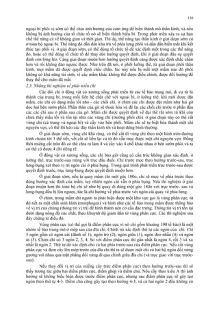 130 
ngoại bì phôi vị sớm có thể chịu ảnh hưởng của cảm ứng để biến thành mô thần kinh, và nếu 
không bị ảnh hưởng của tổ chức tố nó sẽ biến thành biểu bì. Trong phát triển xảy ra sự hạn 
chế thế năng cả về không gian và thời gian. Thí dụ, thế năng tạo thần kinh ở giai đoạn sớm có 
ở toàn bộ ngoại bì. Thế năng đó dần dần khu trú về phía lưng phôi và dần dần biến mất khi kết 
thúc tạo phôi vị. ở giai đoạn sớm, có thể dùng tổ chức tố để xác định một trong các thế năng 
đó, hoặc có thể dùng tổ chức tố để thay đổi hướng quyết định, khi ở giai đoạn đầu sự quyết 
định còn lỏng lẻo. Càng giai đoạn muộn hơn hướng quyết định càng được xác định chắc chắn 
hơn và rồi không đảo ngược được. Như trên đã nói, ở phôi lưỡng thê, từ giai đoạn phôi thần 
kinh, mọi mầm đã được quyết định chắc chắn, lúc này nếu bị mất một mầm nào đó phôi 
không có khả năng tái sinh, vì các mầm khác không thể được điều chỉnh, được đổi hướng để 
thay thế cho mầm đã mất. 
2.5. Những thí nghiệm về phát triển chi 
Các đôi chi ở động vật có xương sống phát triển từ các tế bào trung mô, di cư từ lá 
thành của trung bì, trong mối liên hệ chặt chẽ với ngoại bì, ở lưỡng thê, khi mới được đặt 
mầm, các chi có dạng mấu lồi nhỏ - các chồi chi. ở chim các chi được đặt mầm như hai gờ 
dọc hai bên sườn phôi. Phần thân của gờ sẽ thoái hóa và để lại các chồi chi trước ở phần đầu 
các các chi sau ở phần sau của gờ. Mầm chi được quyết định về đại thể rất sớm từ khi còn 
chưa thấy mấu lồi và tồn tại như các vùng chi (trường phôi chi). ở giai đoạn này có thể cắt 
vùng chi (cả trung và ngoại bì) và cấy vào bên phôi. Mầm chi sẽ tự biệt hóa thành một chi 
nguyên vẹn, có thể lôi kéo các dây thần kinh tới và hoạt động bình thường. 
Ở giai đoạn sớm, vùng chi khá rộng, có thể cắt đi vùng chi theo một hình tròn đường 
kính choán tới 3 thể tiết, vết cắt sẽ liền lại và từ đó vẫn mọc được một chi nguyên vẹn. Đồng 
thời miếng cắt tròn đó có thể chia ra làm 4 và cấy vào 4 chỗ khác nhau ở bên sườn phôi và ta 
có thể có được 4 chi riêng rẽ. 
Ở động vật có xương sống, các chi bao giờ cũng có cấu trúc không gian xác định. ở 
lưỡng thê, trục trước-sau trùng với trục đầu đuôi. Chi trước mọc theo hướng trước-sau, trục 
lưng-bụng xét theo vị trí ngón cái ở phía bụng. Trong quá trình phát triển trục trước-sau được 
quyết định trước, trục lưng-bụng được quyết định muộn hơn. 
Ở giai đoạn sớm, nếu ta quay mầm chi một góc 180o, chi sẽ mọc về phía trước theo 
đúng hướng xác định của mầm, tuy nhiên ngón cái vẫn ở phía bụng. Nếu thí nghiệm ở giai 
đoạn muộn hơn thì toàn bộ chi sẽ như bị quay đi đúng một góc 180o với trục trước- sau và 
lưng-bụng đều bị lộn ngược, tức là chi hướng về phía trước với ngón cái quay về phía lưng. 
Ở chim, trong mầm chi người ta phát hiện được một khu vực gọi là vùng phân cực, từ 
đó tiết ra một chất sinh hình (morphogen) và hình như các tế bào trong mầm được thông báo 
về vị trí của chúng (thông tin vị trí) để hình thành nên cơ cấu đặc trưng. Thông tin vị trí tồn tại 
dưới dạng nồng độ các chất, theo khuynh độ giảm dần từ vùng phân cực. Các thí nghiệm sau 
đây chứng tỏ điều đó. 
Vùng phân cực (có thể gọi là điểm phân cực vì nó chỉ gồm khoảng 100 tế bào) là một 
nhóm tế bào trung mô ở mép sau của đĩa chi. Chính nó xác định thứ tự các ngón của chi. Chi 
5 ngón gồm có ngón cái (đánh số 1), ngón trỏ (2), ngón giữa (3), ngón đeo nhẫn (4) và ngón 
út (5). Chim chỉ có 3 ngón 2, 3, 4. So với điểm phân cực thì gần nhất là ngón 4, rồi 3 và xa 
nhất là ngón 2. Thứ tự đó xác định cho cả hai phía trước-sau của điểm phân cực. Nếu cắt vùng 
phân cực và đem cấy lên mép trước của đĩa chi thì ta sẽ được một chi có hai bộ ngón đối xứng 
gương với nhau qua mặt phẳng đối xứng đi qua chính giữa đĩa chi (và trực giao với trục trước-sau). 
Nếu thay đổi vị trí của miếng cấy (tức điểm phân cực) theo hướng trước-sau thì sẽ 
thấy tương tác giữa hai điểm phân cực, điểm ghép và điểm chủ. Nếu cấy theo kiểu A thì ảnh 
hưởng sẽ không biểu hiện được trước điểm phân cực, nhưng sau điểm phân cực sẽ gây tạo 
ngón theo thứ tự 4-3. Điểm chủ cũng gây tạo theo hướng 4-3, và cả hai ngón 2 đều không có 
 