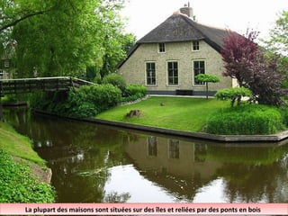 La plupart des maisons sont situées sur des îles et reliées par des ponts en boisLa plupart des maisons sont situées sur des îles et reliées par des ponts en bois
 