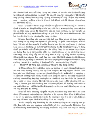 Ebook.VCU – www.ebookvcu.com Giáo trình chuyên ngành
Khoa A Ebook.VCU 47
nhu cầu của khách hàng cuối cùng. Lượng hàng hóa dự trữ này như một vật đệm để chống
lại những ảnh hưởng gián tiếp của chu kỳ đặt hàng bổ sung. Tuy nhiên, chu kỳ đặt hàng bổ
sung lại đóng vai trò quan trọng trong việc duy trì danh mục bổ sung cố định. Hãy xem một
công ty cung ứng cho hàng nghìn đại lý bán lẻ thiết kế quá trình đặt hàng để bổ sung hàng
hóa dự trữ như thế nào.
Ví dụ: Tập đoàn Southland được biết đến chủ yếu nhờ 7.800 cửa hàng 7 - eleven và
Quick Mart của nó. Sản phẩm bày tại cửa hàng phải được bổ sung thường xuyên và phần
lớn sản phẩm trong kho đã đặt hàng trước. Các sản phẩm nọ không thể thay thế cho sản
phẩm kia nếu hết hàng. Quá trình đặt hàng cần phải thuận tiện, nhanh và chính xác để đảm
bảo tính sẵn sàng liên tục của sản phẩm trong cửa hàng.
Điều này được thực hiện như sau: Một danh mục hàng hóa dự trữ trong cửa hàng
hoặc hướng dẫn đặt hàng được lập ra bao gồm những sản phẩm dành riêng cho mỗi cửa
hàng. Với việc sử dụng thiết bị tiếp nhận đơn đặt hàng điện tử, người quản lý cửa hàng
hoặc nhân viên bán hàng cần một mã vạch trên hướng dẫn đặt hàng hoặc trên giá, và thông
tin về quy mô cho loại mỗi sản phẩm yêu cầu. Những thông tin này sau đó được chuyển
qua đường điện thoại tới trung tâm phân phối của Southland, nơi mà các thông tin này
được nhập vào hệ thống tiếp nhận và xử lý đơn đặt hàng. Hệ thống này tích lũy những
thông tin đã nhận và được điều chỉnh theo từng ngày. Đến khi tất cả các đơn đặt hàng đều
được tiếp nhận, hệ thống sẽ đưa ra một danh mục chọn lọc theo sản phẩm và theo số lượng
đặt hàng cho mỗi vị trí kho hàng và ấn định số kiểm cho từng cửa hàng riêng biệt.
c. Quá trình đặt hàng của khách hàng là người tiêu dùng cá nhân
Hệ thống đặt hàng được thiết kế để tương tác trực tiếp với khách hàng cuối cùng được
dựa trên cơ sở đáp ứng trình độ dịch vụ khách hàng cao. Để đáp ứng nhu cầu của khách
hàng, cửa hàng bán lẻ cung cấp một quá trình đặt hàng tức thì. McDonald’s là một công ty
đã tiến hành nhượng quyền thương mại rất thành công dựa trên quá trình đáp ứng các đơn
đặt hàng nhanh chóng. Đáp ứng nhanh yêu cầu của khách hàng luôn là lợi thế cạnh tranh
sắc bén đối với nhiều công ty, đặc biệt với những sản phẩm có khả năng thay thế cao..
Trong ví dụ được giới thiệu dưới đây, một số doanh nghiệp có thể đáp ứng nhanh nhu cầu
của khách hàng ngay cả khi địa điểm kinh doanh của họ ở xa khách hàng hơn so với các
cửa hàng bán lẻ tại địa phương.
Ví dụ: Rất nhiều nhà cung cấp phần cứng và phần mềm máy tính ở xa đã trở thành
những đối thủ cạnh tranh với các cửa hàng bán lẻ địa phương. Theo thông lệ, khách hàng
có thể tới các cửa hàng bán lẻ máy tính tại địa phương để mua loại mà họ cần, hoặc nếu
cửa hàng đã hết thì người bán lẻ sẽ đặt hàng từ các nhà cung cấp.
Các nhà cung cấp máy tính không đặt tại địa phương cũng có thể cung cấp mức giá
thấp. Tuy nhiên, việc vượt qua được những bất lợi về vị trí có thể đem lại thành công thực
sự nếu cửa hàng thanh toán bằng thẻ tín dụng. Nhiều cửa hàng thanh toán bằng thẻ tín dụng
 