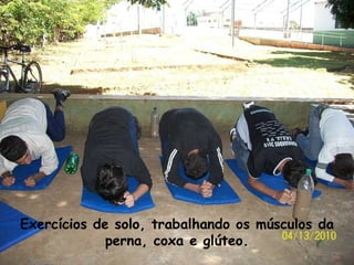 Exercícios de solo, trabalhando os músculos da perna, coxa e glúteo. 