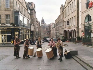 STREET ENTERTAINERS IN EDINBURGH 