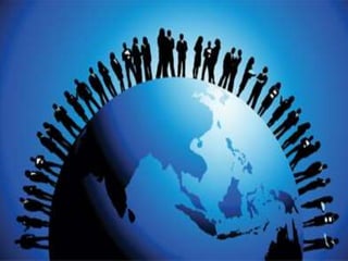  A mundialização designa a integração crescente das diferentes partes do mundo sob o
efeito da aceleração das trocas do desenvolvimento das novas tecnologias da informação e
da comunicação, dos meios de transporte, etc.
 Mas a mundialização é igualmente um conceito que traduz mudanças de todo tipo
(inovações, criações, distribuições, aculturações…) provocadas por essa troca
generalizada no conjunto da humanidade. Com efeito, os fenómenos da mundialização em
curso são acompanhados de turbulências e de recomposições de regiões, países camadas
sociais e profissionais.
A mundialização e globalização são frequentemente conceitos utilizados
como sinónimos. Todavia, podemos referir a mundialização sobretudo como
um processo de evolução da economia com profundas repercussões
sociais, traduzidas essencialmente no crescimento das exportações de
capitais e na divisão internacional do trabalho, a qual assume actualmente a
forma de deslocalização das unidades de produção e que abrange quase
todos os países do mundo.
 