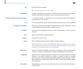 266 M A N U A L D E P A D R O N I Z A Ç Ã O D E T E X T O S D O S T J
	 fixar	 	 (VTDI) Determinar, estabelecer.
		
	 Ex.: O juiz fixou a pena em 3 anos de reclusão.
	 flagrante delito	 	 Situação em que alguém é pego durante o cometimento de infração penal ou após acabar de
cometê-la, desde que haja evidência do crime e certeza da pessoa do criminoso.
	 formação de quadrilha (associação criminosa)	 	 É o crime que consiste em “associarem-se três ou mais pessoas, para o fim específico de
cometer crimes [...]” (CP, art. 288).
	 foro	 	 Circunscrição judiciária; divisão territorial onde determinado juízo exerce sua competência.
	 foro especial ou privilegiado	 	 Juízo no qual são processados e julgados funcionários de alto escalão, magistrados, militares
e agentes políticos acusados da prática de delitos funcionais.
	 foro judicial	 	 Aquele que está na dependência direta de um juiz, compreendendo os serviços auxiliares
da Justiça.
	 fórum	 	 Edifício onde funcionam órgãos do Judiciário.
	 gravame	 	 Ônus que incide sobre um bem.
	 gravar	 	 (VTD e VTDI) Impor gravame, onerar, sujeitar a encargos, hipotecar.
		
	 Ex.: Gravar um bem, um imóvel, uma propriedade; A penhora foi suficientemente realizada
e gravou bens da empresa executada, em momento anterior à integração, no polo passivo da
execução, do ora recorrido; Gravar a casa com servidão.
	 habeas corpus	 	 Garantia constitucional concedida a quem esteja na iminência de sofrer ou esteja sofrendo
violência ou coação em sua liberdade de locomoção por ilegalidade ou abuso de poder.
	 habeas data	 	 Açãodenaturezaconstitucionaldestinadaaassegurarolivreacessodocidadãoainformações
referentes a ele próprio constantes de registros ou bancos de dados de entidades
governamentais ou de caráter público (habeas data cognitivo). Destina-se também a retificar
dados quando não se deseje fazê-lo por processo sigiloso, judicial ou administrativo (habeas
data retificatório).
	 hasta pública	 	 Venda pública por maior lance tanto de bens móveis como de imóveis determinada por juiz.
(V. praça, leilão.)
 